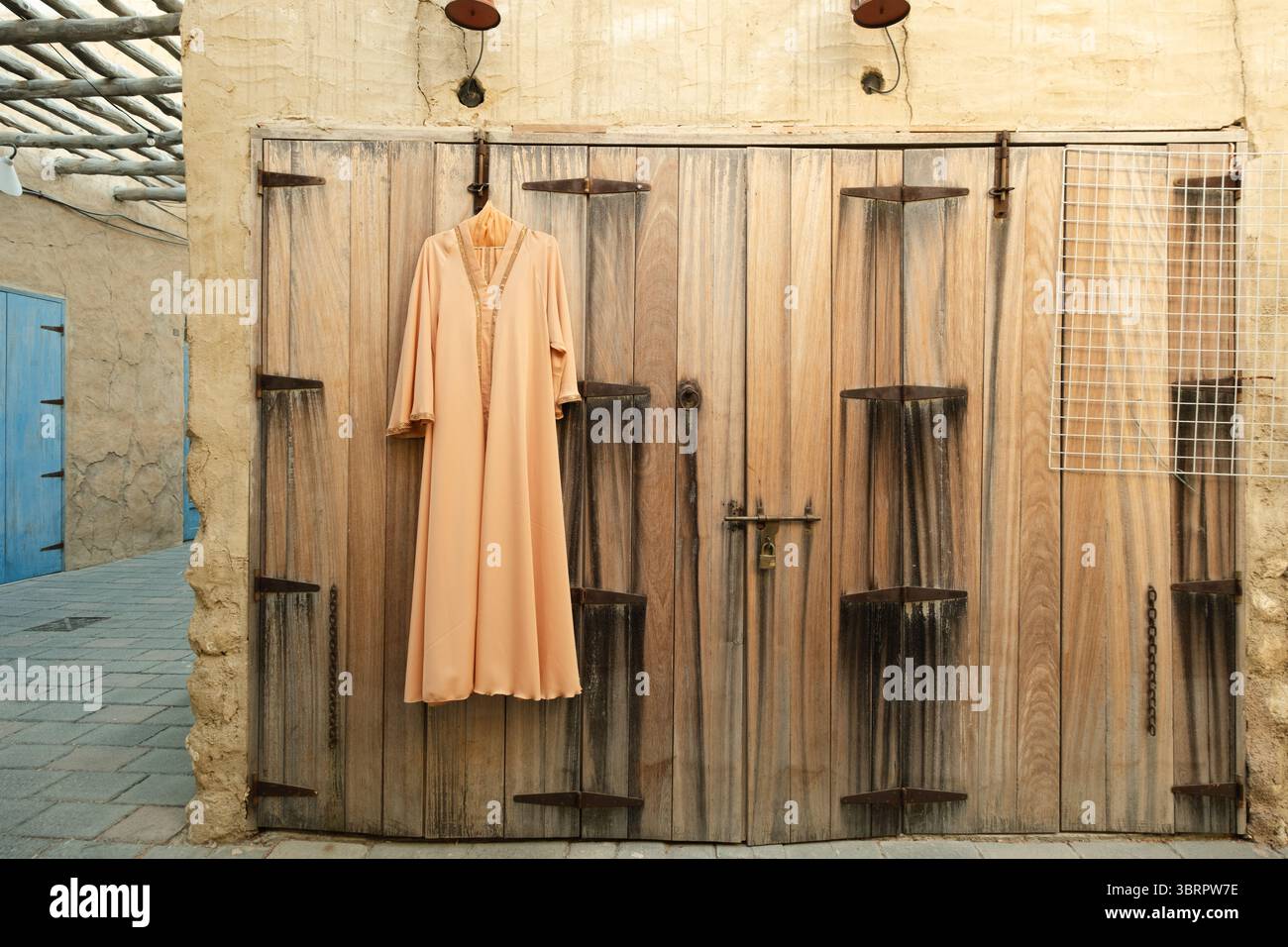 Ästhetische alte Holztür mit Kleideraufhängung, traditionelles Innenkonzept der Marke Retail Stockfoto