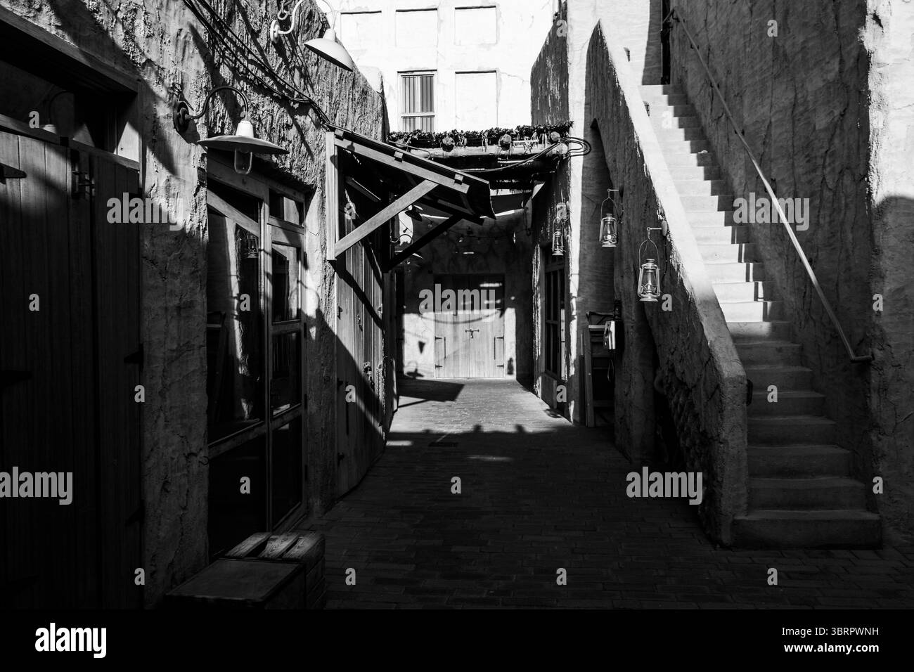 Schwarz-weißer ländlicher Straßenhintergrund mit Strohdach, Treppe und Kalksteinmauern, hochauflösender schwarz-weißer Architekturhintergrund Stockfoto
