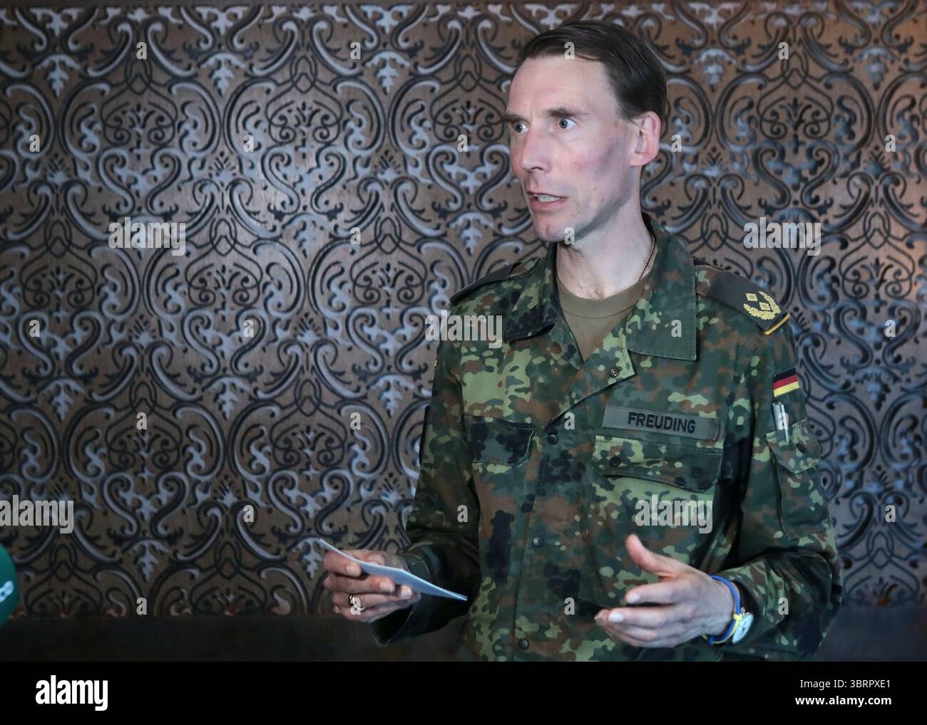 Generalmajor Christian Freuding, Chefkoordinator der deutschen Militärhilfe für die Ukraine und Leiter des Planungs- und Kommandostabs des Bundesministers für Verteidigung, hält am 12. Juli 2025 in Kiew, Ukraine, ein Briefing. Der Beamte sagte, dass die nächste Sitzung der ukrainischen Verteidigungskontaktgruppe (Ramstein-Gruppe), in der die Bemühungen von etwa 50 Ländern zusammengefasst sind, innerhalb der nächsten zehn Tage im Online-Format stattfinden werde. (Foto: Volodymyr Tarasov/Ukrinform) Stockfoto