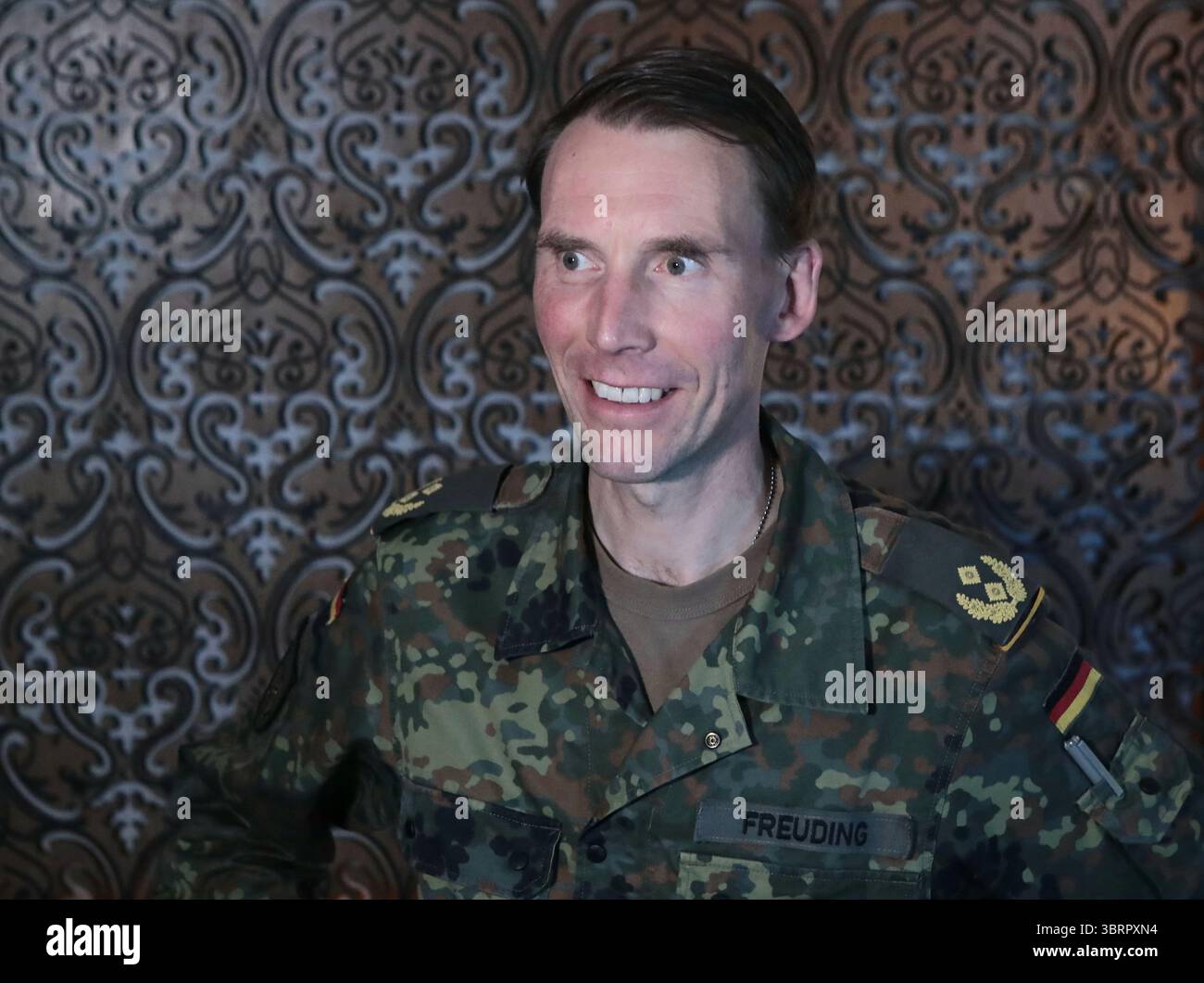 Generalmajor Christian Freuding, Chefkoordinator der deutschen Militärhilfe für die Ukraine und Leiter des Planungs- und Kommandostabs des Bundesministers für Verteidigung, hält am 12. Juli 2025 in Kiew, Ukraine, ein Briefing. Der Beamte sagte, dass die nächste Sitzung der ukrainischen Verteidigungskontaktgruppe (Ramstein-Gruppe), in der die Bemühungen von etwa 50 Ländern zusammengefasst sind, innerhalb der nächsten zehn Tage im Online-Format stattfinden werde. (Foto: Volodymyr Tarasov/Ukrinform) Stockfoto