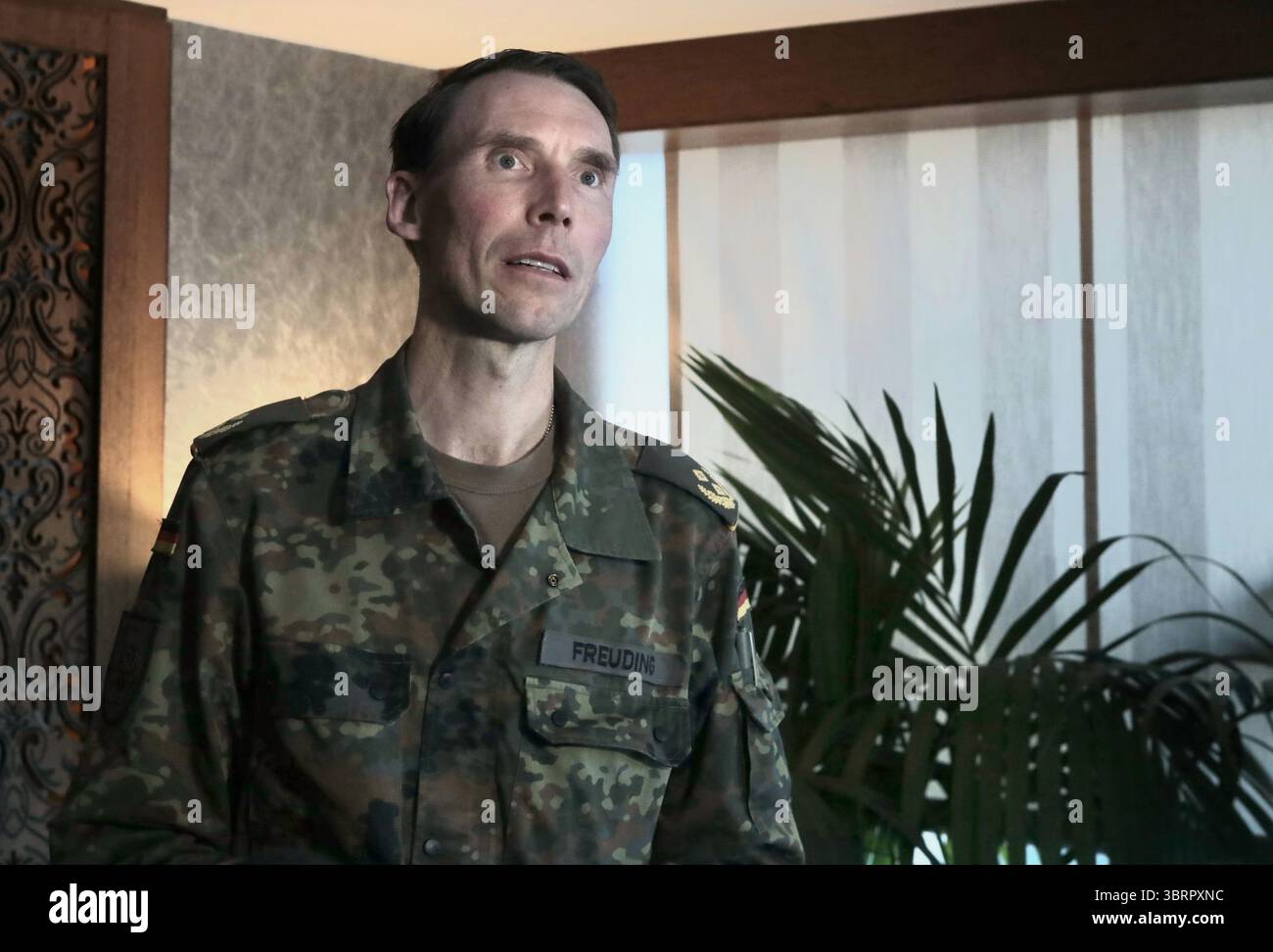 Generalmajor Christian Freuding, Chefkoordinator der deutschen Militärhilfe für die Ukraine und Leiter des Planungs- und Kommandostabs des Bundesministers für Verteidigung, hält am 12. Juli 2025 in Kiew, Ukraine, ein Briefing. Der Beamte sagte, dass die nächste Sitzung der ukrainischen Verteidigungskontaktgruppe (Ramstein-Gruppe), in der die Bemühungen von etwa 50 Ländern zusammengefasst sind, innerhalb der nächsten zehn Tage im Online-Format stattfinden werde. (Foto: Volodymyr Tarasov/Ukrinform) Stockfoto