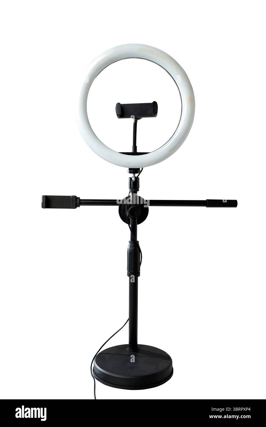 Rundes LED-Ringlicht mit einem Telefonhalter, der auf weißem Hintergrund isoliert ist. Vlogging- oder Live-Streaming-Geräte Stockfoto