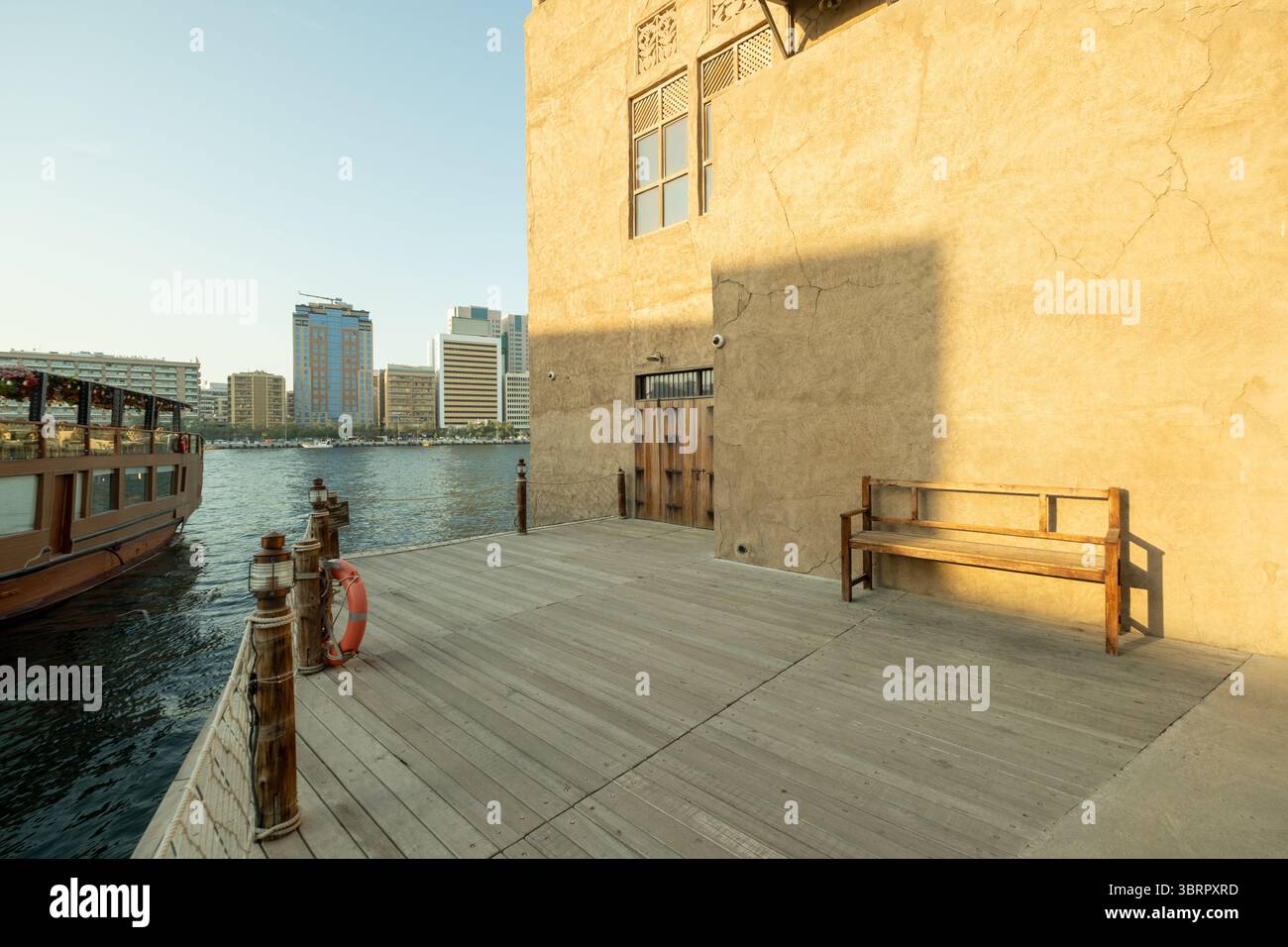 Filmisches Stockfoto des alten Dubai mit Bach Stockfoto