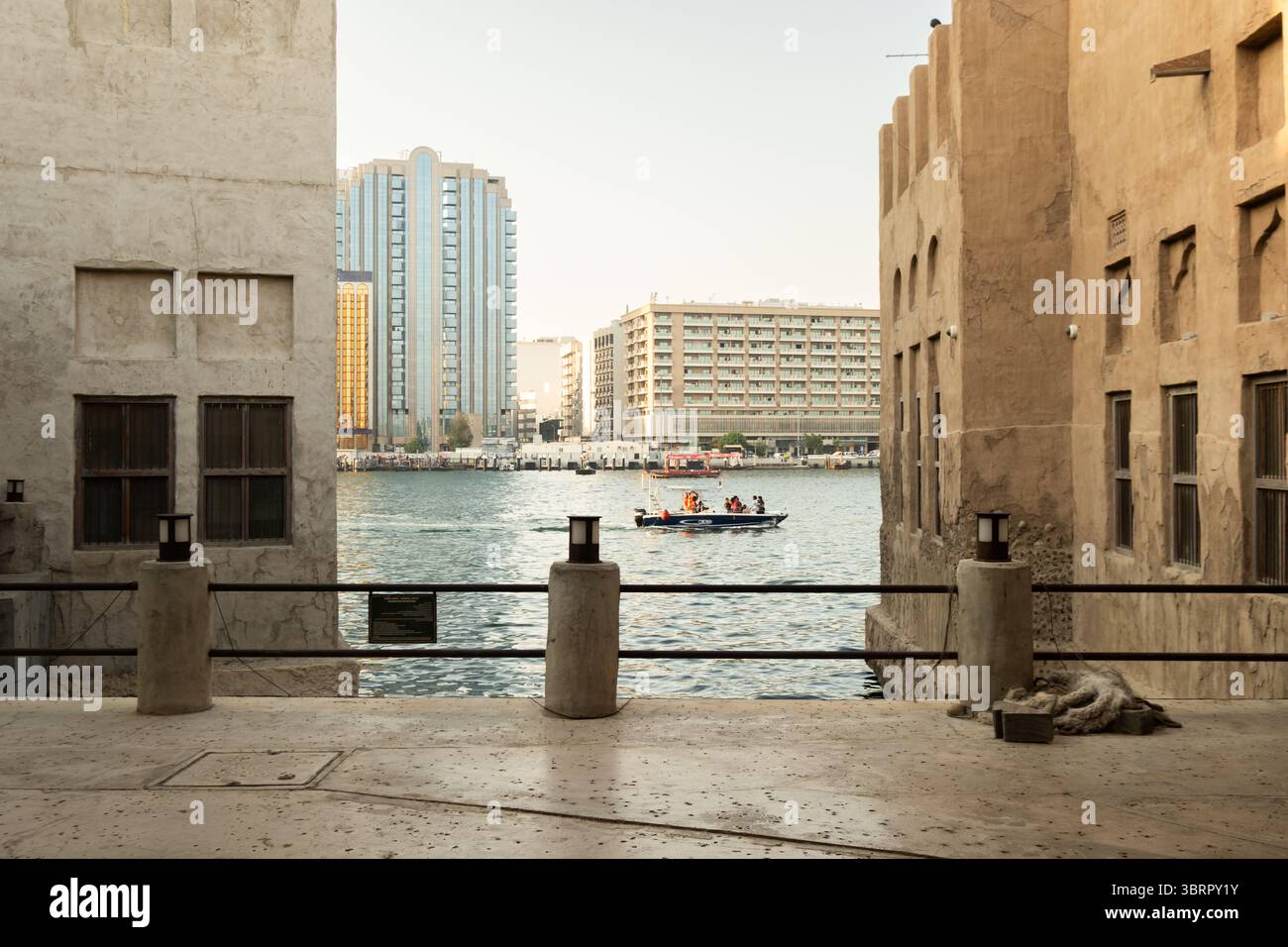 Filmische Aufnahme des Dubai Creek mit Abra Booten aus dem Al seef Heritage Park, Hi-Res Dubai Reisefotos Stockfoto