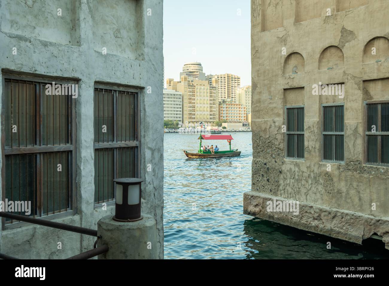 Kulturelles Viertel al seef mit Skyline und Wasser, Abra Boote in Dubai Creek Stockfoto