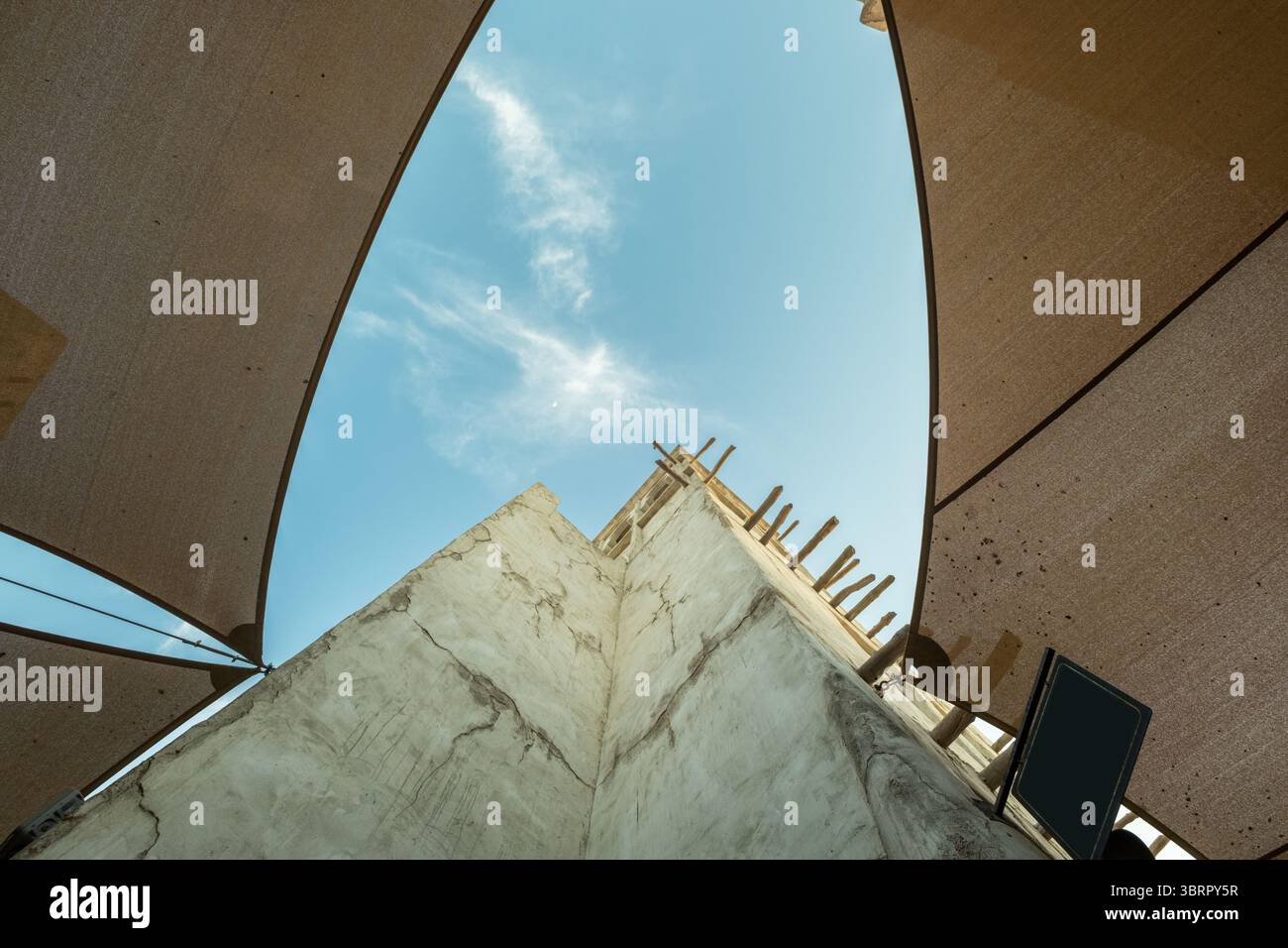 Künstlerische Architektur, die den Blue Sky umrahmt, Blick nach oben auf zeitgenössische Architektur Stockfoto