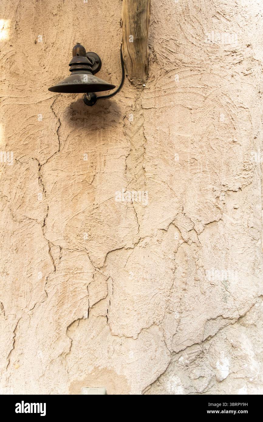 Vintage-Wand mit antiker Lampe, Leerraum für Text oder Inhalt I Premium-Wand mit Rissen Hintergrund hochauflösendes Stockbild Stockfoto