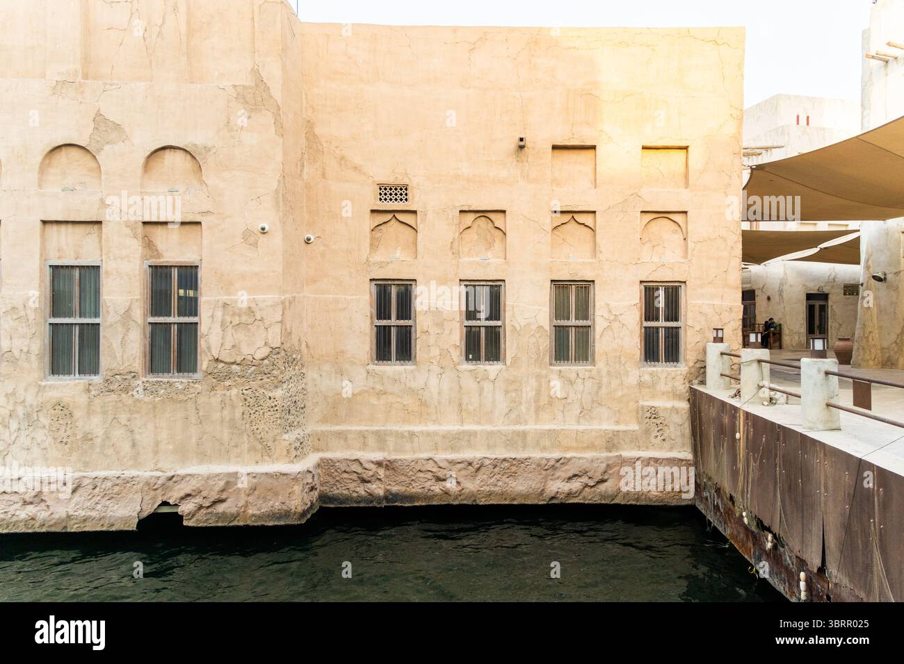 Altes Haus in Venedig mit Holzbogenfenstern, Kalkputzwänden, Bach, Kanalwasser, schwimmenden Häusern Stockfoto