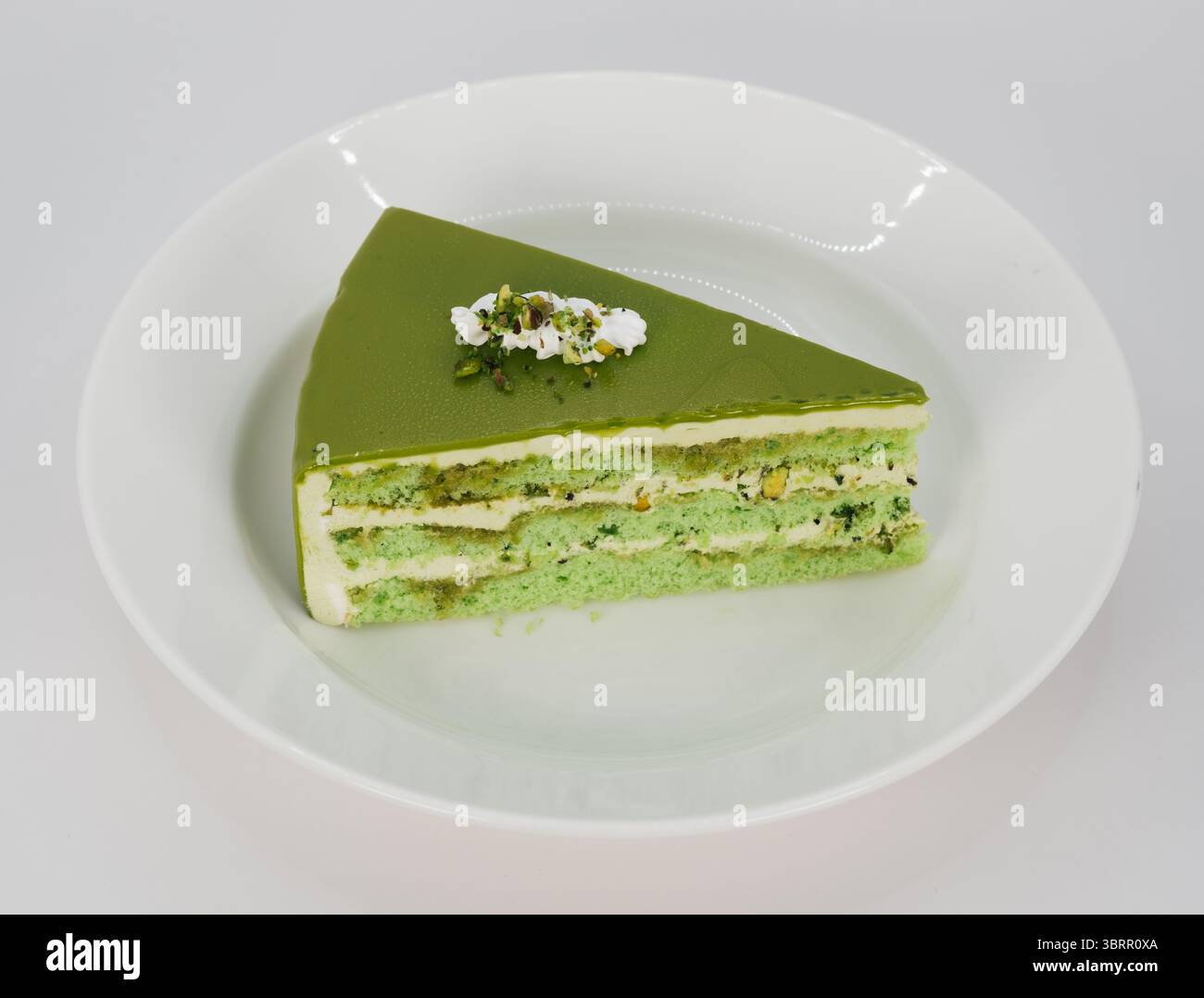 Virale Dubai Schokoladenbarte mit Pistaziencreme und Kunefe-Füllung, cremiger Pistazienkäsekuchen isoliert auf weißem Hintergrund Stockfoto