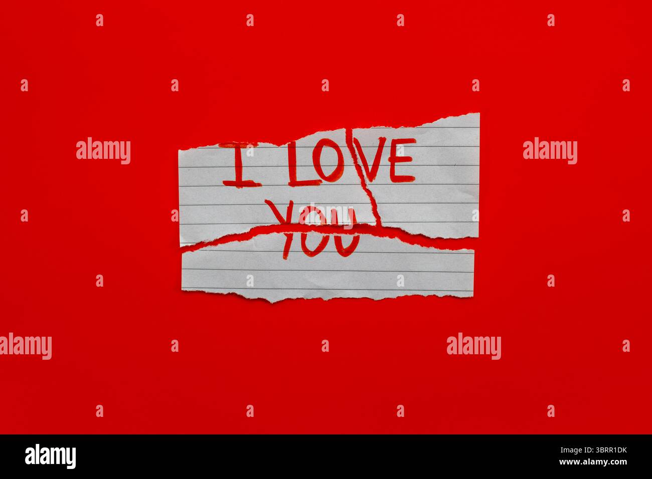 Zerrissene Stücke der 'I love you' Karte isoliert auf rotem Hintergrund, kreativer Herzschmerz roter Hintergrund, Konzept Hintergrund Hintergrund Stockfoto