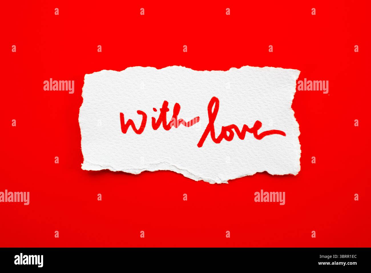 Mit Liebe I handgeschriebener Liebesanhänger isoliert auf rotem Hintergrund, roter Hintergrund für Valentinstag-Grußkarte, rotes Liebesposter Stockfoto