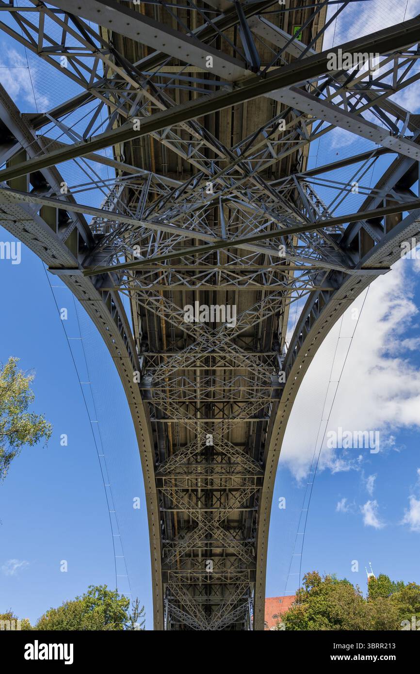 Blick unter der Kornhausbrücke - Kornhausbrücke, Stahlfachwerkbogenbrücke aus dem Jahr 1898 in Bern, Schweiz. Stockfoto