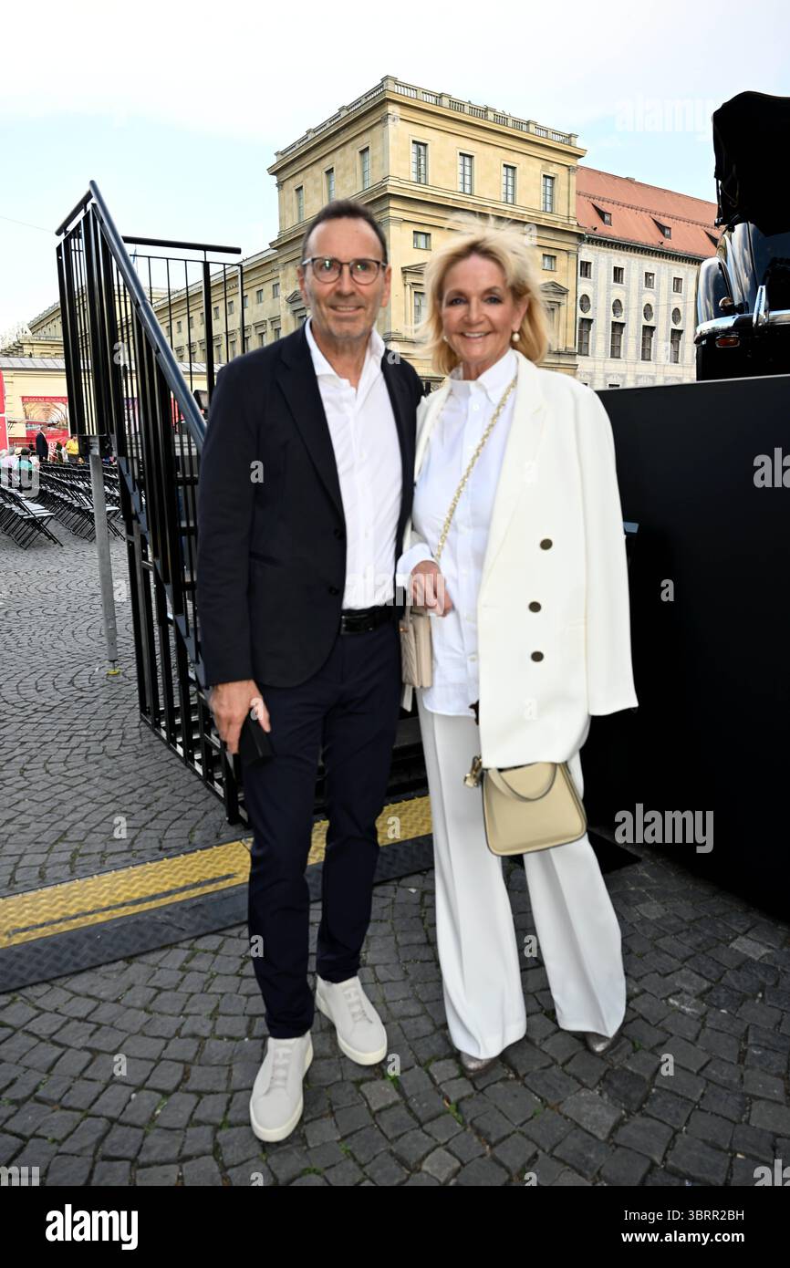 Christa Kinshofer-Rembeck mit Mann Dr. Erich Rembeck / Klassik am Odeonsplatz mit Unterstützung von Mercedes-Benz in München am 13.Juli 2025 *** Christa Kinshofer Rembeck mit ihrem Mann Dr. Erich Rembeck Klassik am Odeonsplatz mit Unterstützung von Mercedes Benz in München am 13. Juli 2025 Stockfoto