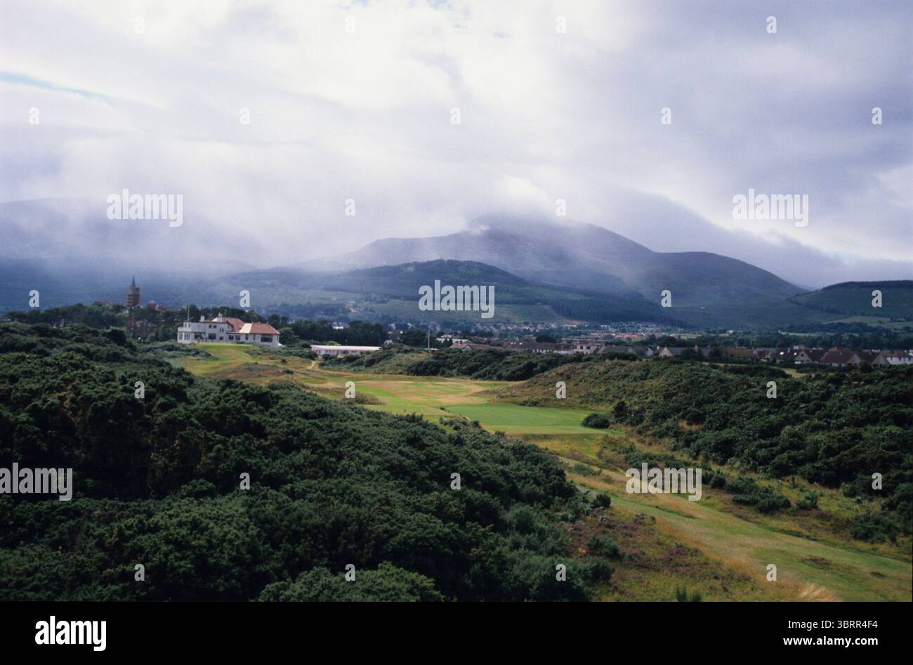 940911/ROYAL COUNTY DOWN GC/FOTOSHOOTING NEWCOMBE Hole by Hole der Royal County Down Golf Club ist einer der weltweit angesehensten und atemberaubendsten Golfplätze, vor der atemberaubenden Kulisse der Mourne Mountains in Nordirland. Der 1889 gegründete Championship Links Course ist bekannt für seine zerklüfteten Dünen, schnell laufenden Fairways und teuflisch kniffligen Pot Bunker, die einen reinen und aufregenden Golftest bieten. Mit seinen legendären blinden Abschlägen, hügeligen Grüns und den sich ständig ändernden Küstenwinden gehört Royal County Down immer wieder zu den besten Golfplätzen der Welt. Ein Dollar Stockfoto
