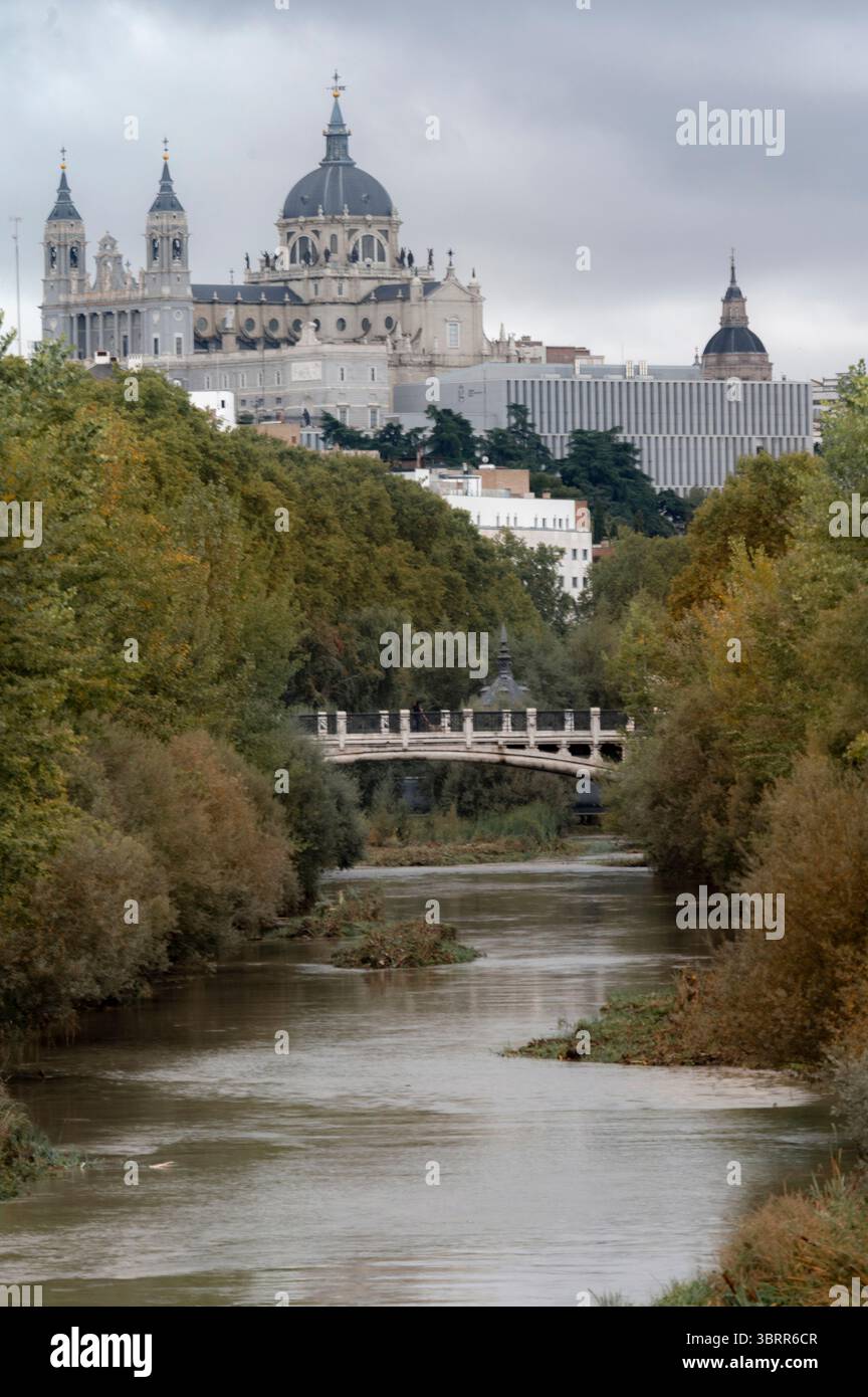 Historische Majestät: Der Charme der alten Welt und die grüne Stadt in Spaniens Hauptstadt. Stockfoto