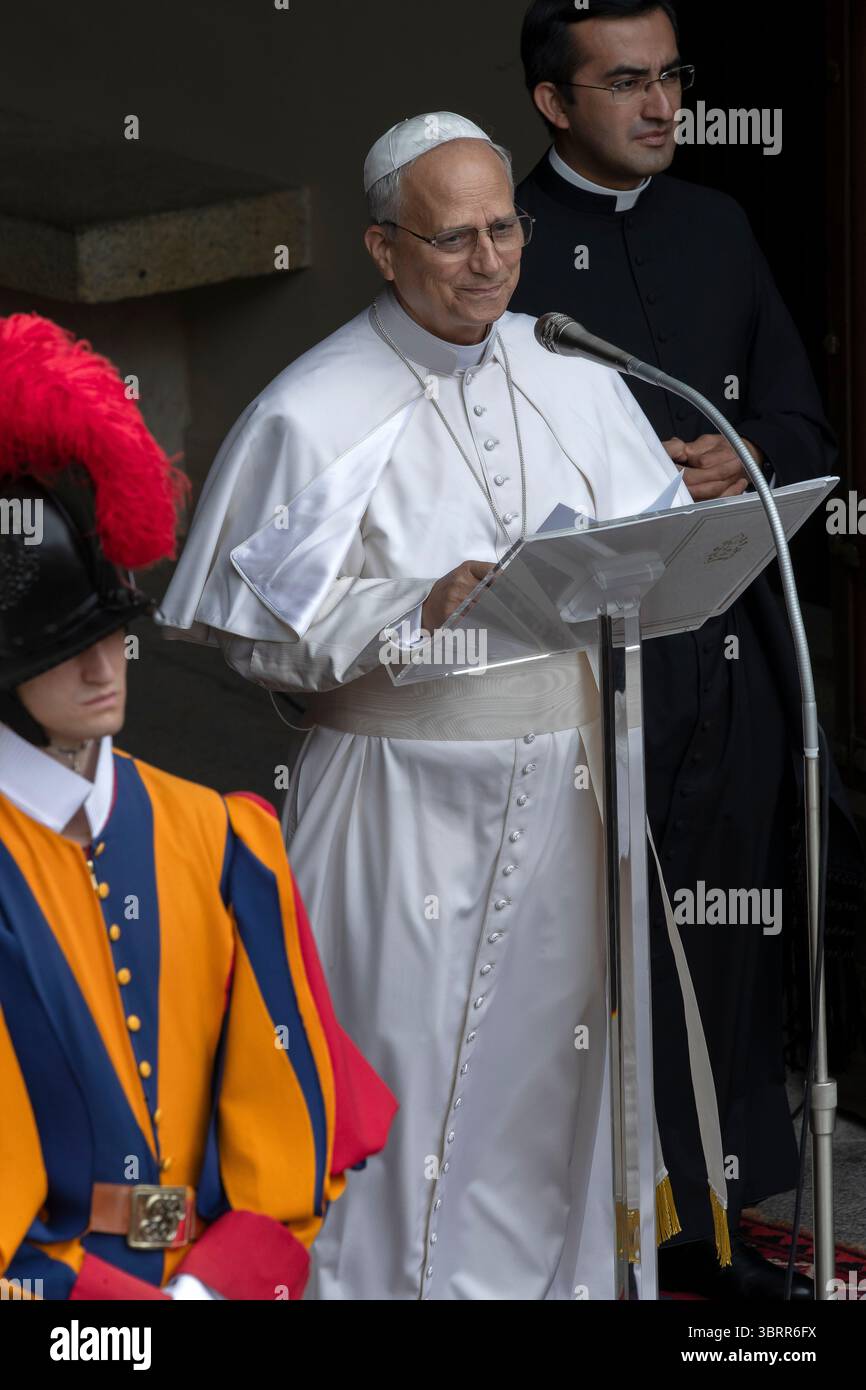 Castel Gandolfo, Italien, 13. Juli 2025. Papst Leon XIV. Überbringt sein Angelusgebet von Castel Gandolfo, wo er sein Sommergebet verbringt holidays​. Maria Grazia Picciarella/Alamy Live News Stockfoto