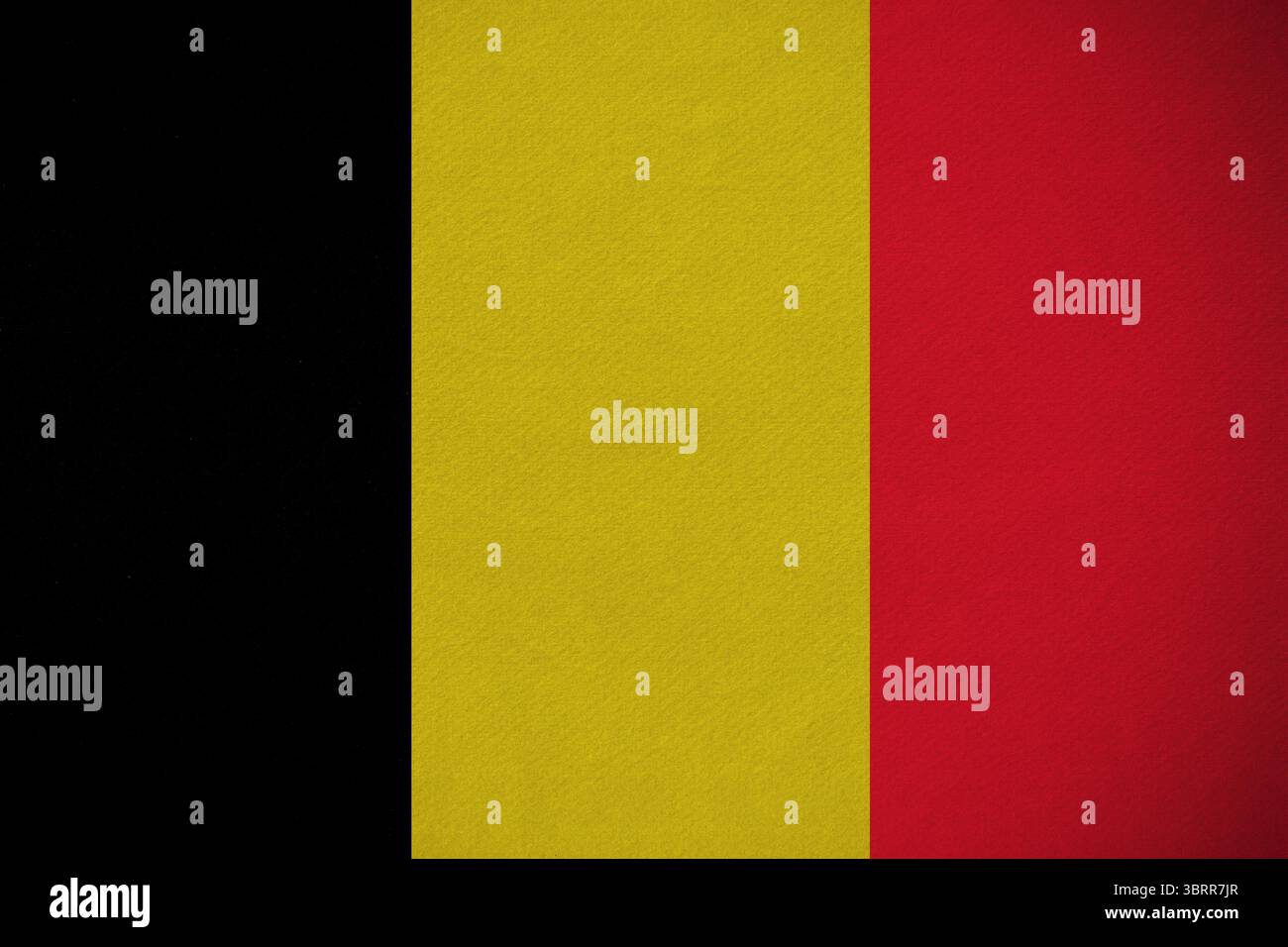 Die vertikalen Streifen der belgischen Flagge füllen den gesamten Rahmen im flachen Vektordesign mit Stoff Stockfoto