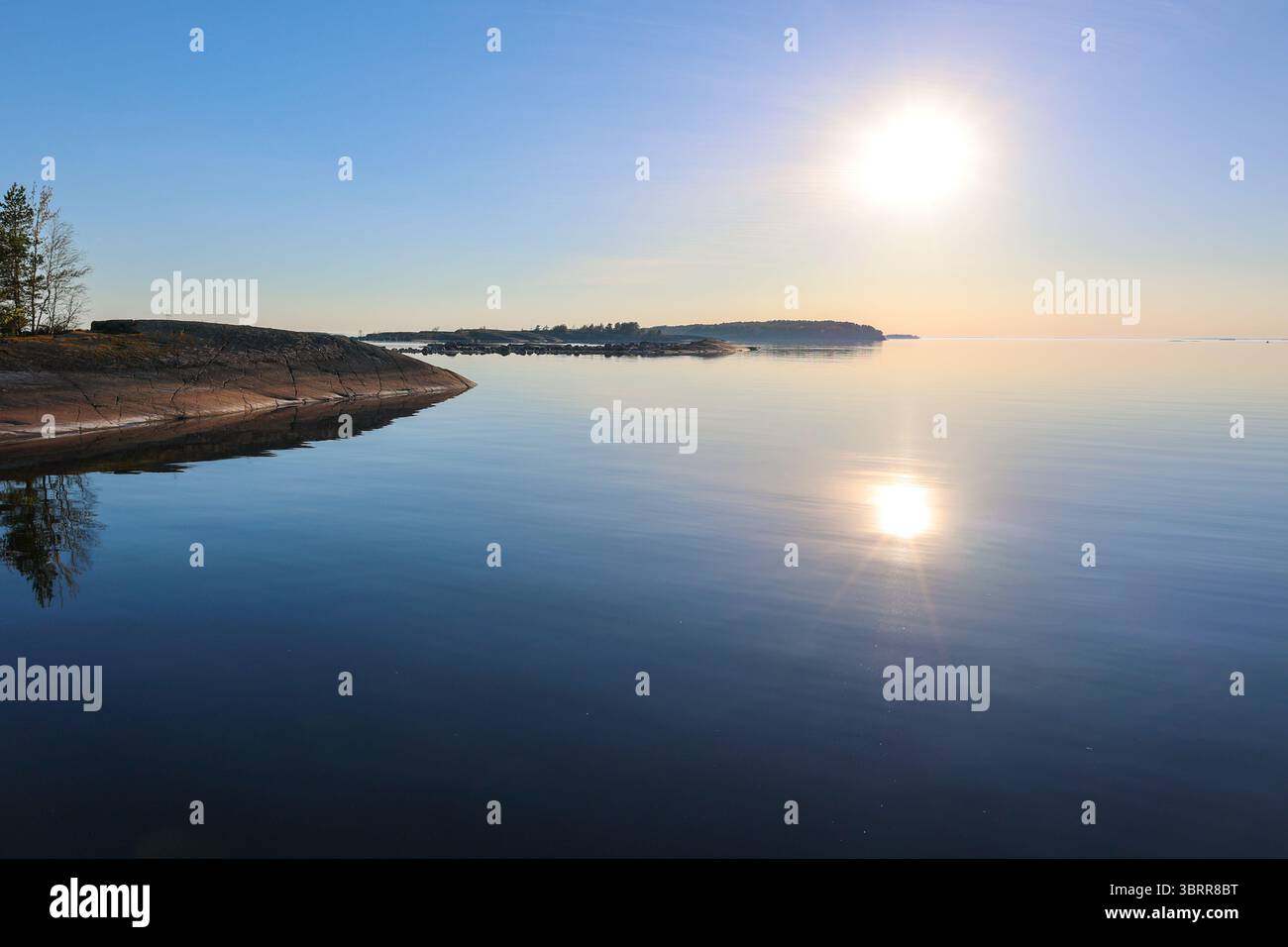 Felsige Inselchen im nördlichen Teil der Insel Ulko-Tammio an einem hellen, aber trüben Frühlingstag. Sonnenlicht scheint durch den weichen Nebel. Stockfoto Felsige Inselchen im nördlichen Teil der Insel Ulko-Tammio an einem hellen, aber trüben Frühlingstag. Sonnenlicht scheint durch den weichen Nebel. Stockfoto