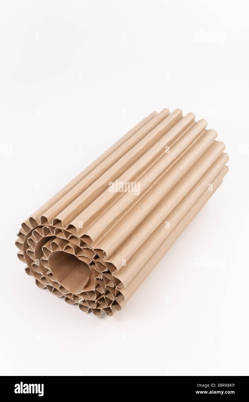 Rohkarton für industrielle Verpackungen auf weißer Oberfläche Stockfoto