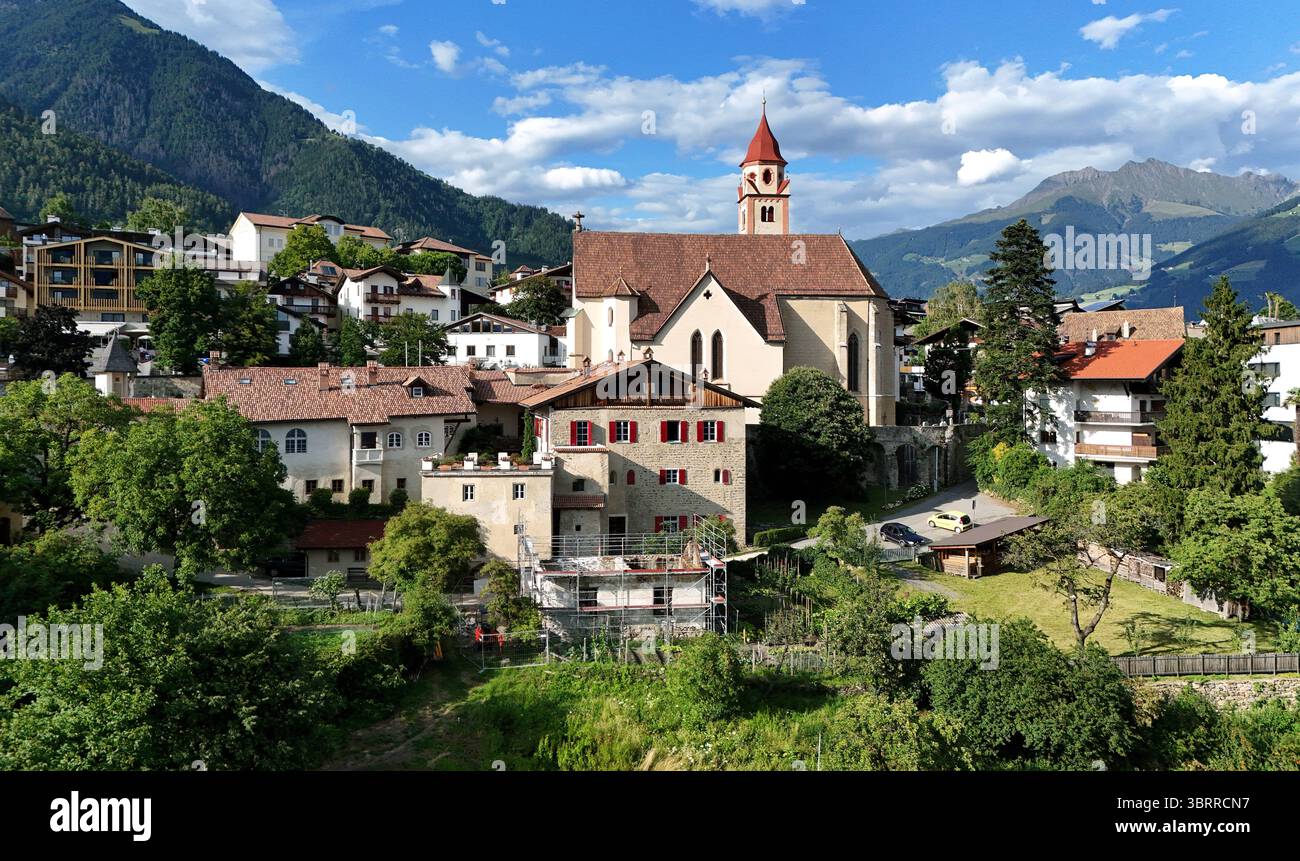 Hier der Blick bei Dorf Tirol oberhalb der Kurstadt Meran, Meran auf die Pfarrkirche hl. Johannes der Taufer, im Hintergrund der Hirzer, Meraner Land, Burggrafenamt, Südtirol, Südtirol, Südtirol, Südtirol, Tourismus, wandern, Bergsteigen, spazieren, Shoppen, Relaxen, Urlaubsort *** hier der Blick bei Dorf Tirol oberhalb der Kurstadt Meran, Meran der Pfarrkirche St. Johannes von Taufer, im Hintergrund der Hirzer, Meraner Land, Burggrafenamt, Südtirol, Südtirol, Südtirol, Südtirol, Südtirol, Tourismus, Wandern, Bergsteigen, Wandern, Einkaufen, entspannendes Urlaubsresort Stockfoto Hier der Blick bei Dorf Tirol oberhalb der Kurstadt Meran, Meran auf die Pfarrkirche hl. Johannes der Taufer, im Hintergrund der Hirzer, Meraner Land, Burggrafenamt, Südtirol, Südtirol, Südtirol, Südtirol, Tourismus, wandern, Bergsteigen, spazieren, Shoppen, Relaxen, Urlaubsort *** hier der Blick bei Dorf Tirol oberhalb der Kurstadt Meran, Meran der Pfarrkirche St. Johannes von Taufer, im Hintergrund der Hirzer, Meraner Land, Burggrafenamt, Südtirol, Südtirol, Südtirol, Südtirol, Südtirol, Tourismus, Wandern, Bergsteigen, Wandern, Einkaufen, entspannendes Urlaubsresort Stockfoto