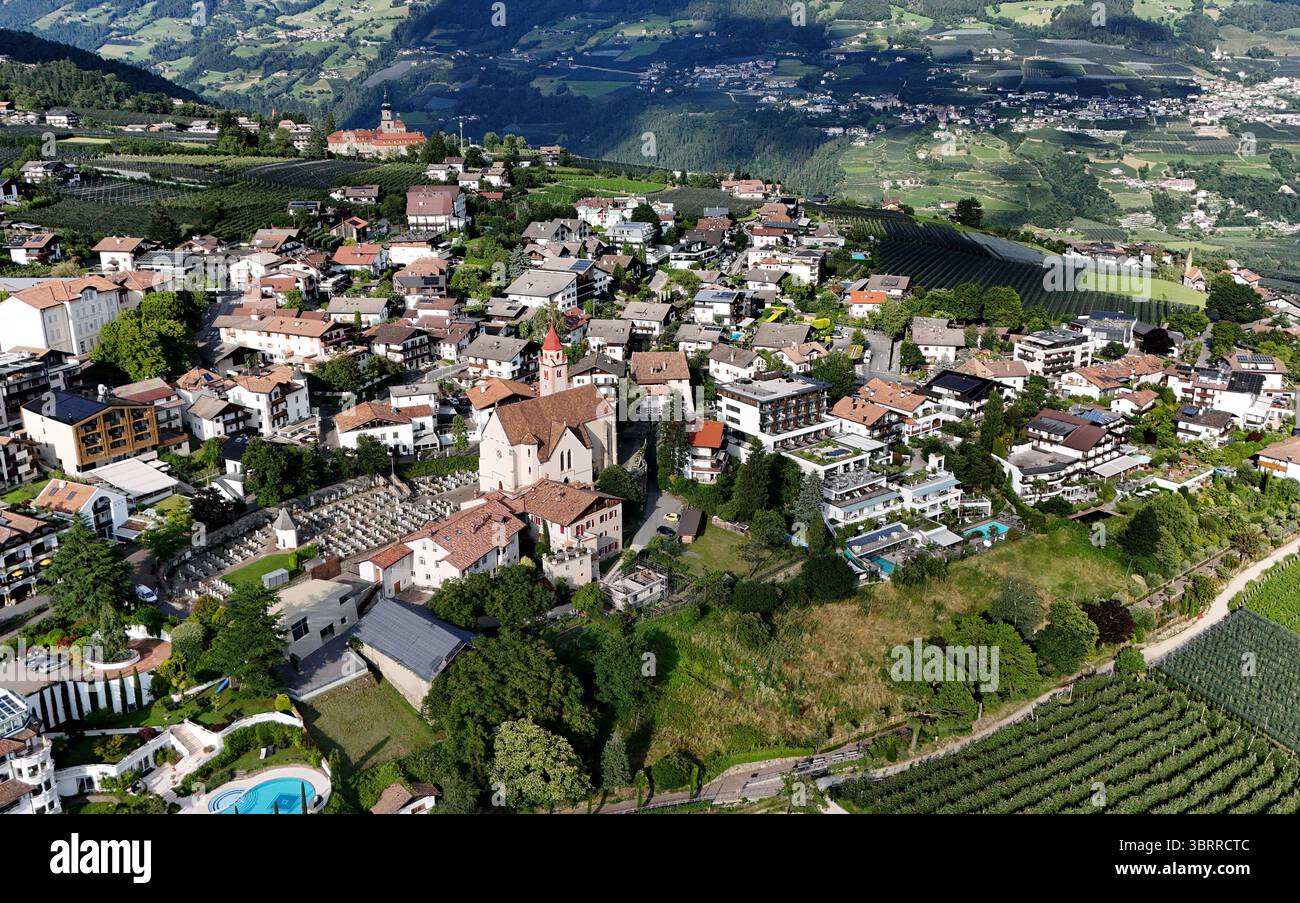 Hier der Blick bei Dorf Tirol oberhalb der Kurstadt Meran, Meran auf die Pfarrkirche hl. Johannes der Taufer, Häusermeer, Meraner Land, Burggrafenamt, Südtirol, Südtirol, Südtirol, Südtirol, Tourismus, wandern, Bergsteigen, spazieren, Shoppen, Relaxen, Urlaubsort *** hier ist der Blick bei Dorf Tirol oberhalb des Kurortes Meran, Meran der Pfarrkirche St. Johannes von Taufer, Häusermeer, Meraner Land, Burggrafenamt, Südtirol, Südtirol, Tourismus, Wandern, Bergsteigen, Wandern, Wandern, einkaufen, Entspannen, Ferienresort Stockfoto Hier der Blick bei Dorf Tirol oberhalb der Kurstadt Meran, Meran auf die Pfarrkirche hl. Johannes der Taufer, Häusermeer, Meraner Land, Burggrafenamt, Südtirol, Südtirol, Südtirol, Südtirol, Tourismus, wandern, Bergsteigen, spazieren, Shoppen, Relaxen, Urlaubsort *** hier ist der Blick bei Dorf Tirol oberhalb des Kurortes Meran, Meran der Pfarrkirche St. Johannes von Taufer, Häusermeer, Meraner Land, Burggrafenamt, Südtirol, Südtirol, Tourismus, Wandern, Bergsteigen, Wandern, Wandern, einkaufen, Entspannen, Ferienresort Stockfoto