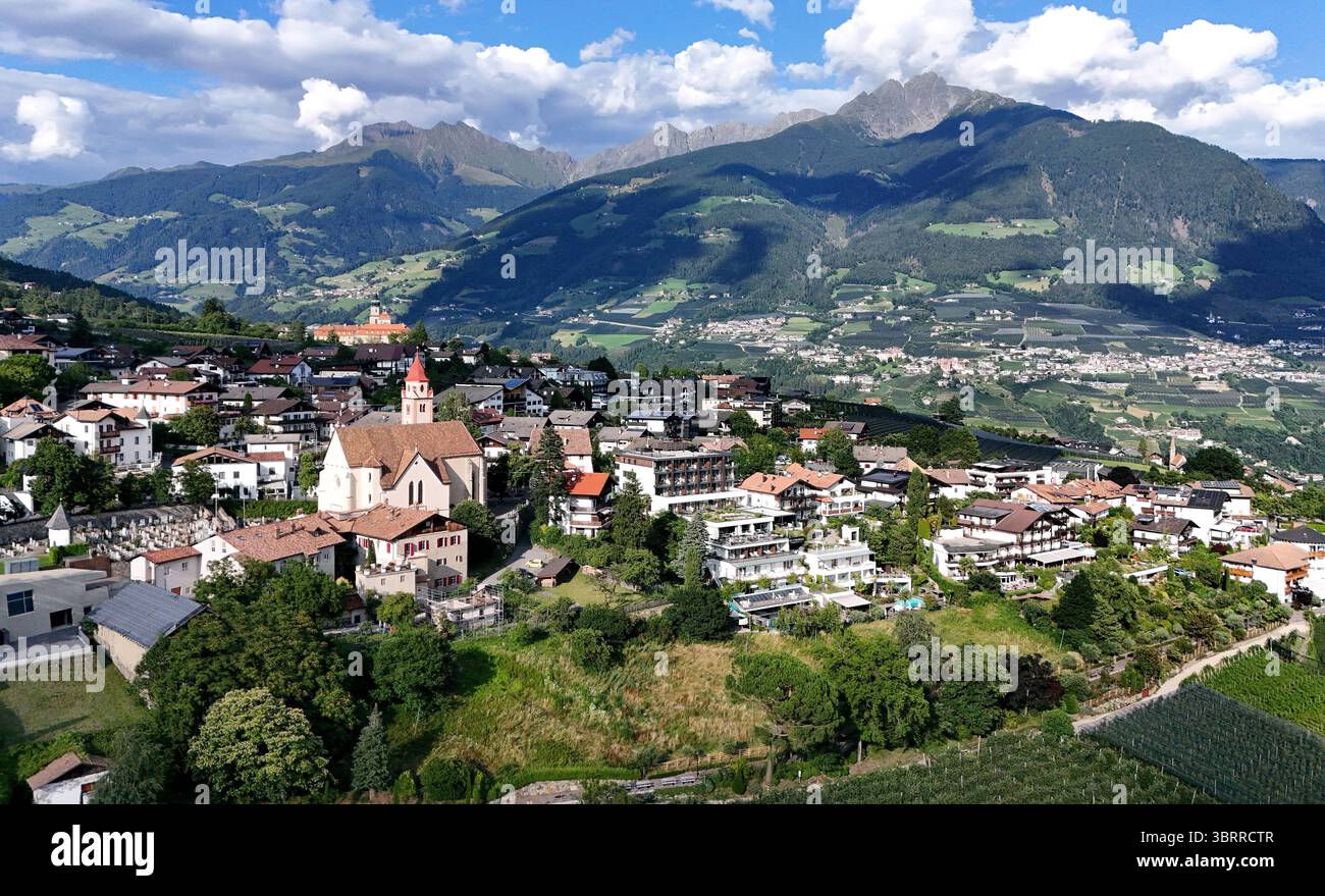 Hier der Blick bei Dorf Tirol oberhalb der Kurstadt Meran, Meran auf die Pfarrkirche hl. Johannes der Taufer, im Hintergrund der Hirzer und Ifinger, Meraner Land, Burggrafenamt, Südtirol, Südtirol, Südtirol, Südtirol, Tourismus, wandern, Bergsteigen, spazieren, Shoppen, Relaxen, Urlaubsort *** hier der Blick bei Dorf Tirol oberhalb der Kurstadt Meran, Meran bis zur Pfarrkirche St. Johannes von Taufer, im Hintergrund Hirzer und Ifinger, Meraner Land, Burggrafenamt, Südtirol, Südtirol, Südtirol, Südtirol, Südtirol, Südtirol, Südtirol, Südtirol, Südtirol, Tourismus, Wandern, Bergsteigen, Wandern, Einkaufen, entspannendes Urlaubsresort Stockfoto Hier der Blick bei Dorf Tirol oberhalb der Kurstadt Meran, Meran auf die Pfarrkirche hl. Johannes der Taufer, im Hintergrund der Hirzer und Ifinger, Meraner Land, Burggrafenamt, Südtirol, Südtirol, Südtirol, Südtirol, Tourismus, wandern, Bergsteigen, spazieren, Shoppen, Relaxen, Urlaubsort *** hier der Blick bei Dorf Tirol oberhalb der Kurstadt Meran, Meran bis zur Pfarrkirche St. Johannes von Taufer, im Hintergrund Hirzer und Ifinger, Meraner Land, Burggrafenamt, Südtirol, Südtirol, Südtirol, Südtirol, Südtirol, Südtirol, Südtirol, Südtirol, Südtirol, Tourismus, Wandern, Bergsteigen, Wandern, Einkaufen, entspannendes Urlaubsresort Stockfoto