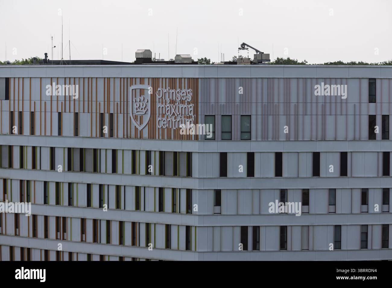 Die obersten Stockwerke des Prinzessin-Máxima-Zentrums in Utrecht mit seinem markanten Logo und Namen unter einem hellen, bewölkten Himmel. Utrecht, Niederlande, 1 Stockfoto