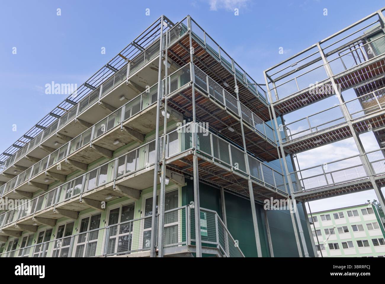 Temporäre Containerhäuser in Utrecht, Niederlande, bieten eine Lösung für Wohnungsknappheit, mit moderner modularer Architektur mit externer Korr Stockfoto