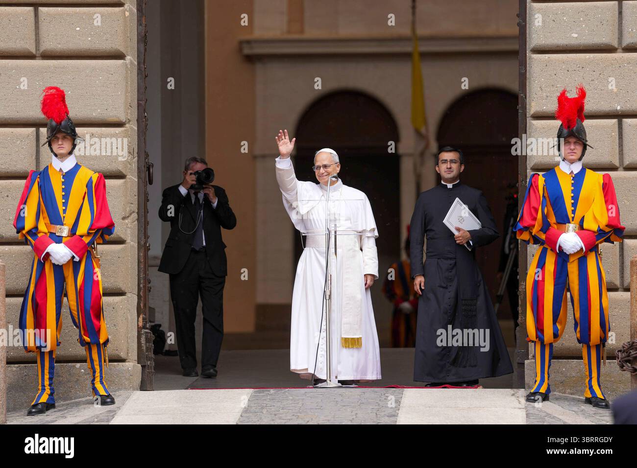 Italien, Castel Gandolfo (Rom), 13. Juli 2025: Papst Leo XIV. Während der Messe und Angelusgebet in Castel Gandolfo, seiner Sommerresidenz. Auf dem Foto mit Edgard Ivan Rimaycuna, seinem persönlichen Sekretär Foto © Stefano Carofei/Sintesi/Alamy Live News Stockfoto
