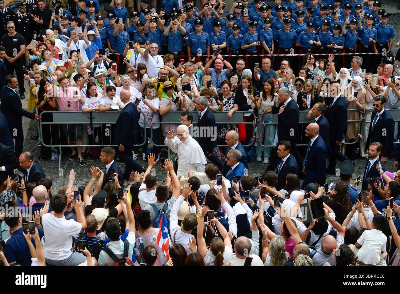 Italien, Castel Gandolfo (Rom), 13. Juli 2025: Papst Leo XIV. Während der Messe und Angelusgebet in Castel Gandolfo, seiner Sommerresidenz. Foto © Stefano Carofei/Sintesi/Alamy Live News Stockfoto