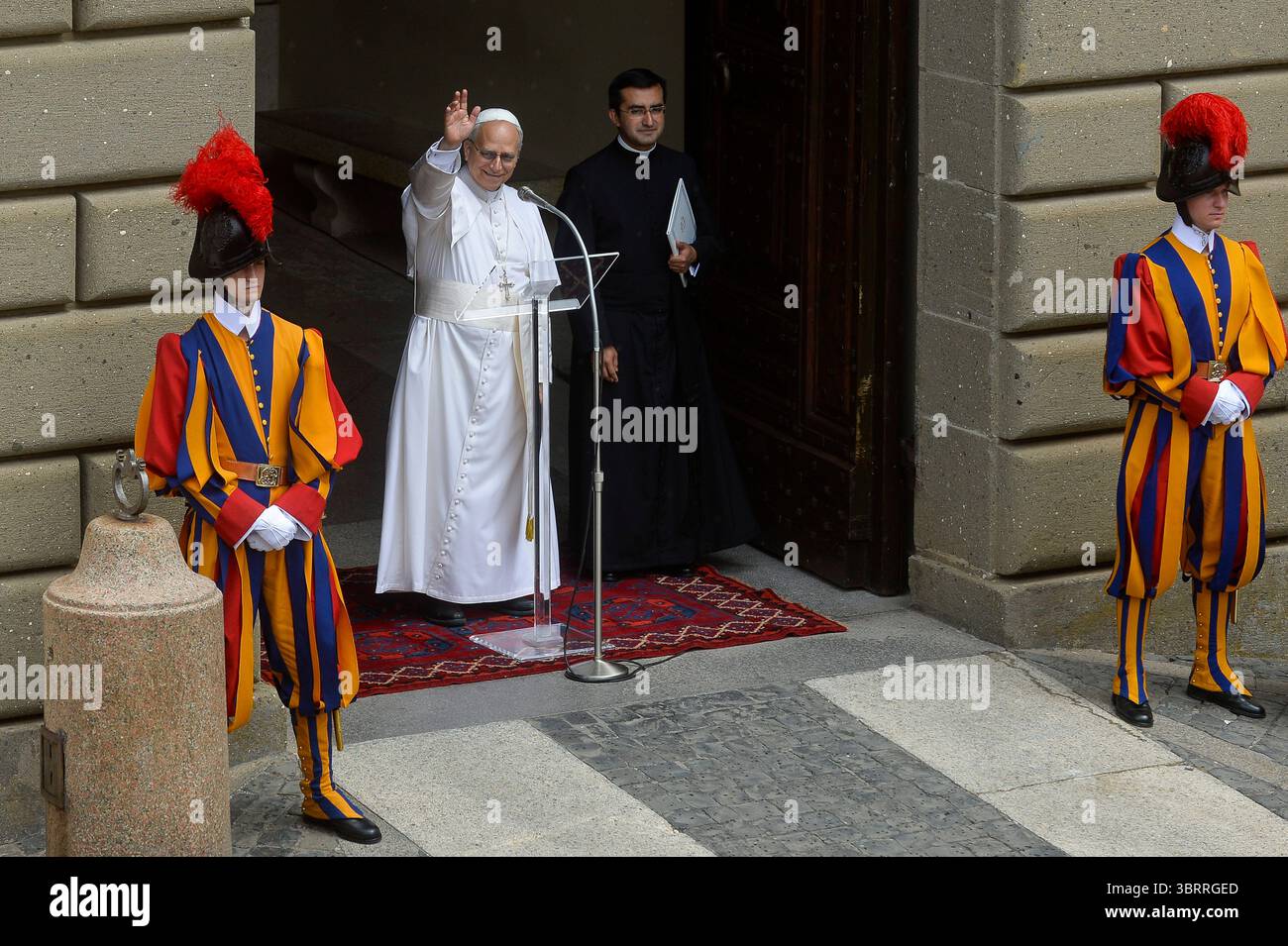 Italien, Castel Gandolfo (Rom), 13. Juli 2025: Papst Leo XIV. Während der Messe und Angelusgebet in Castel Gandolfo, seiner Sommerresidenz. Auf dem Foto mit Edgard Ivan Rimaycuna, seinem persönlichen Sekretär Foto © Stefano Carofei/Sintesi/Alamy Live News Stockfoto