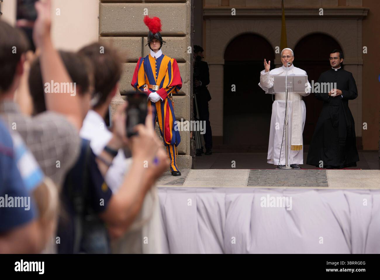 Italien, Castel Gandolfo (Rom), 13. Juli 2025: Papst Leo XIV. Während der Messe und Angelusgebet in Castel Gandolfo, seiner Sommerresidenz. Auf dem Foto mit Edgard Ivan Rimaycuna, seinem persönlichen Sekretär Foto © Stefano Carofei/Sintesi/Alamy Live News Stockfoto