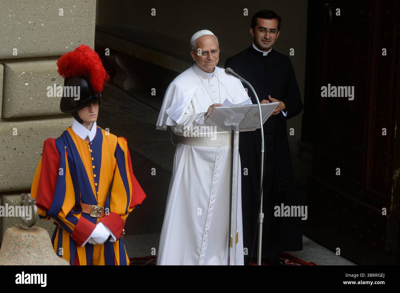 Italien, Castel Gandolfo (Rom), 13. Juli 2025: Papst Leo XIV. Während der Messe und Angelusgebet in Castel Gandolfo, seiner Sommerresidenz. Auf dem Foto mit Edgard Ivan Rimaycuna, seinem persönlichen Sekretär Foto © Stefano Carofei/Sintesi/Alamy Live News Stockfoto
