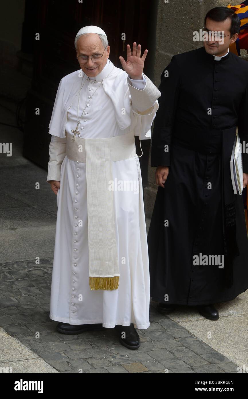 Italien, Castel Gandolfo (Rom), 13. Juli 2025: Papst Leo XIV. Während der Messe und Angelusgebet in Castel Gandolfo, seiner Sommerresidenz. Auf dem Foto mit Edgard Ivan Rimaycuna, seinem persönlichen Sekretär Foto © Stefano Carofei/Sintesi/Alamy Live News Stockfoto