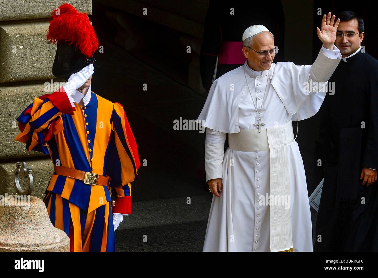 Italien, Castel Gandolfo (Rom), 13. Juli 2025: Papst Leo XIV. Während der Messe und Angelusgebet in Castel Gandolfo, seiner Sommerresidenz. Auf dem Foto mit Edgard Ivan Rimaycuna, seinem persönlichen Sekretär Foto © Stefano Carofei/Sintesi/Alamy Live News Stockfoto