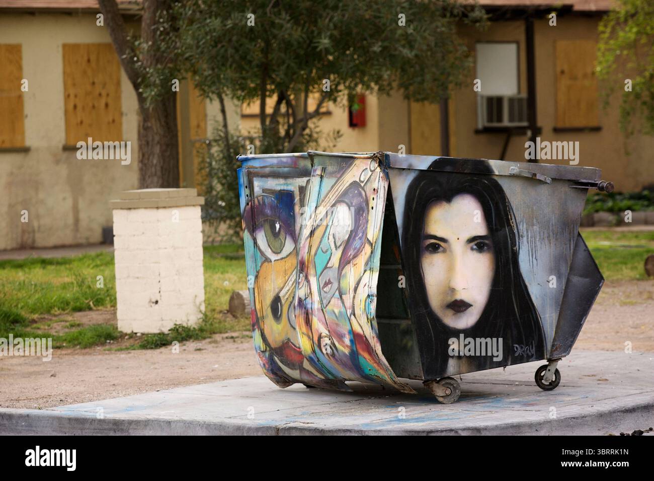 Farbenfroher Müllcontainer im Arts District von Las Vegas gefunden. Stockfoto