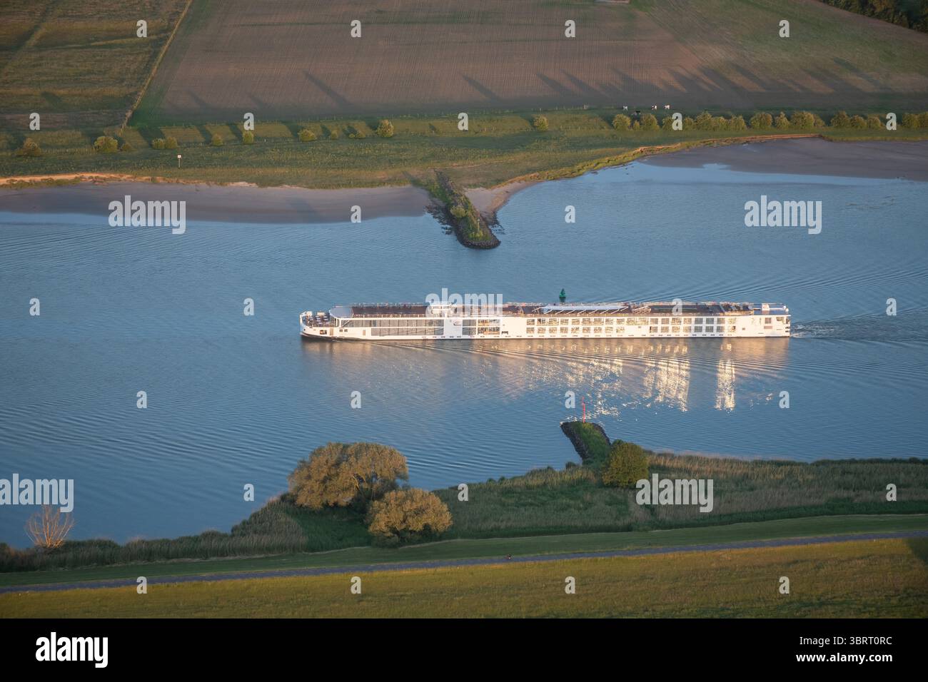 Ein großes Schiff, das auf der niederländischen Ijssel schwimmt. Niederländisches Binnenschifffahrtssystem in der flachen Provinz Utrecht Stockfoto