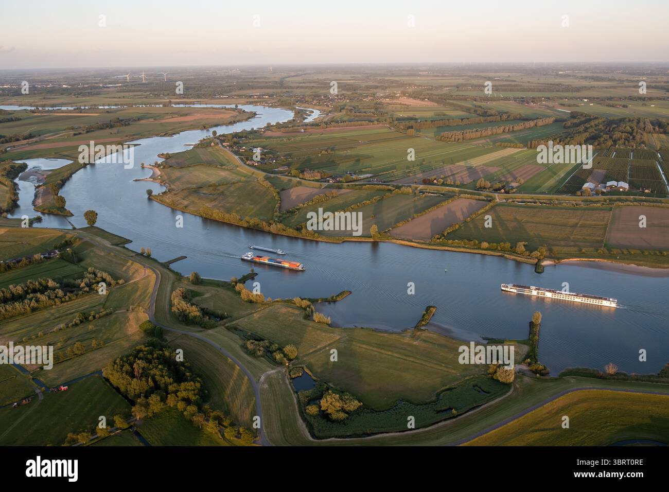 Zwei große Schiffe auf dem niederländischen Fluss Ijssel. Niederlande Binnenschifffahrt- und Erholungssystem flach Provinz Utrecht Stockfoto