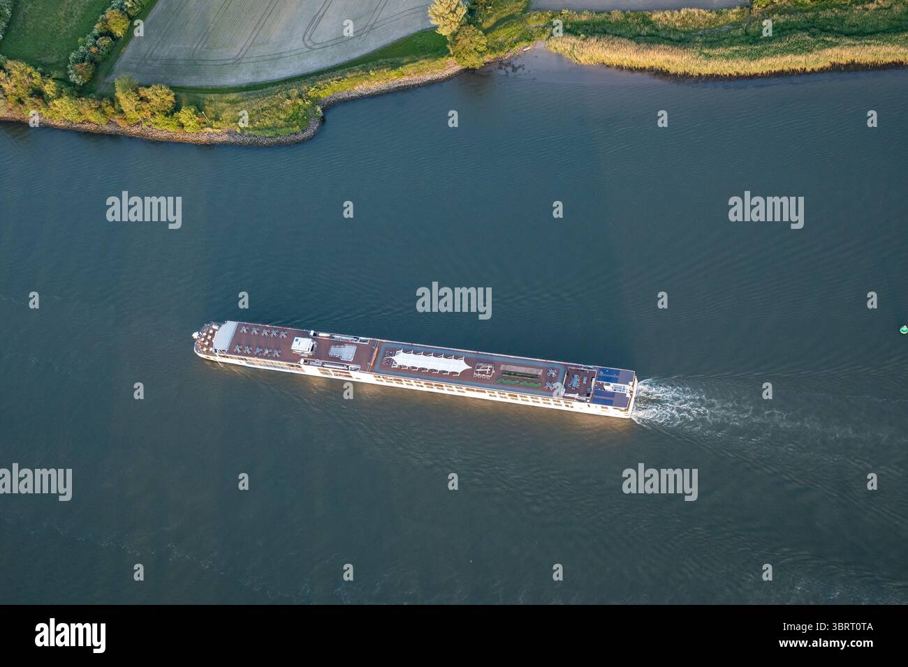 Ein großes Schiff, das auf der niederländischen Ijssel schwimmt. Niederländisches Binnenschifffahrtssystem in der flachen Provinz Utrecht Stockfoto