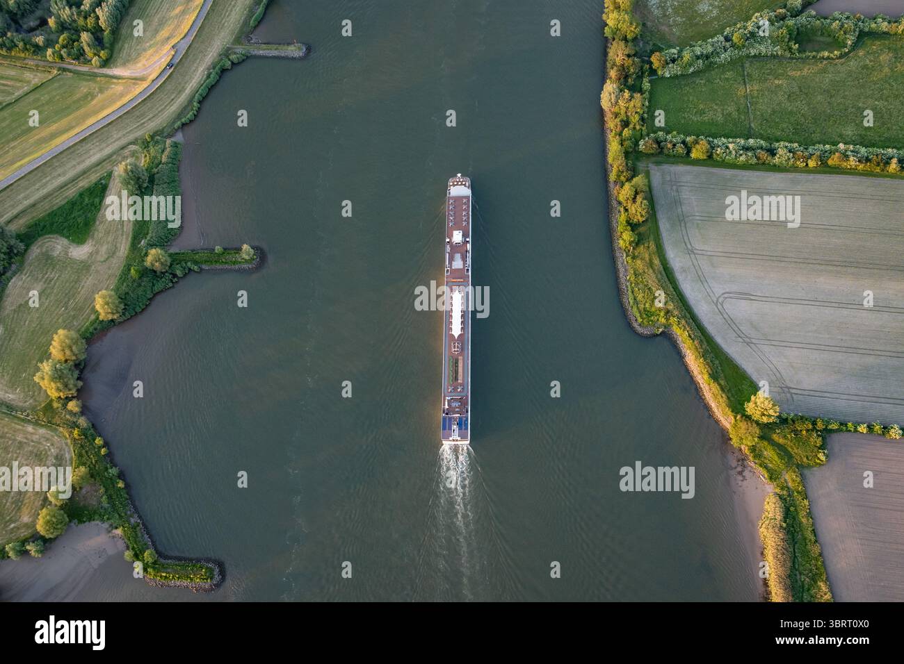 Ein großes Schiff, das auf der niederländischen Ijssel schwimmt. Niederländisches Binnenschifffahrtssystem in der flachen Provinz Utrecht Stockfoto