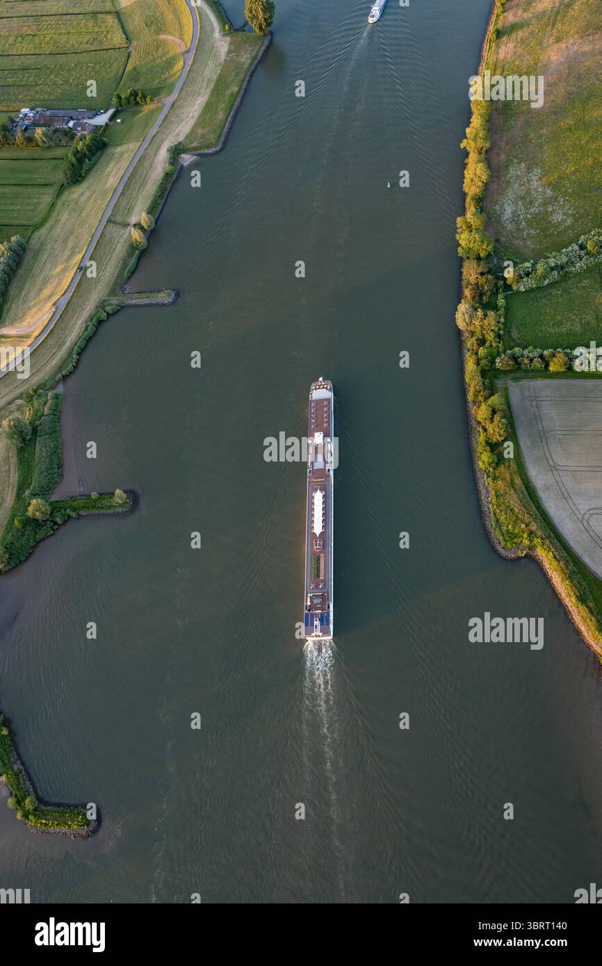 Ein großes Schiff, das auf der niederländischen Ijssel schwimmt. Niederländisches Binnenschifffahrtssystem in der flachen Provinz Utrecht Stockfoto