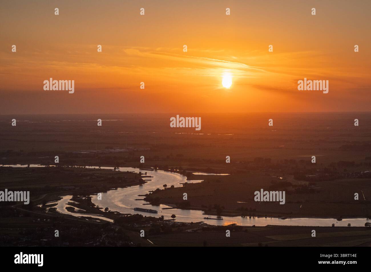 Sonnenuntergang über Biegung im niederländischen Fluss Ijssel romantischer Abend in den Niederlanden. Flache Landschaft in der Provinz Utrecht Stockfoto