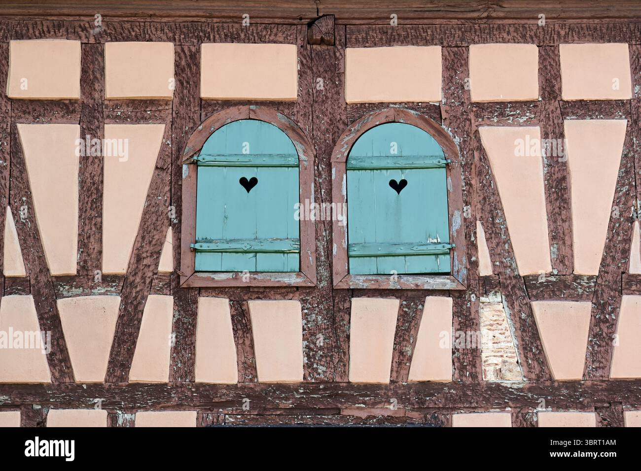 Geschlossene Fensterläden mit Herzform Stockfoto