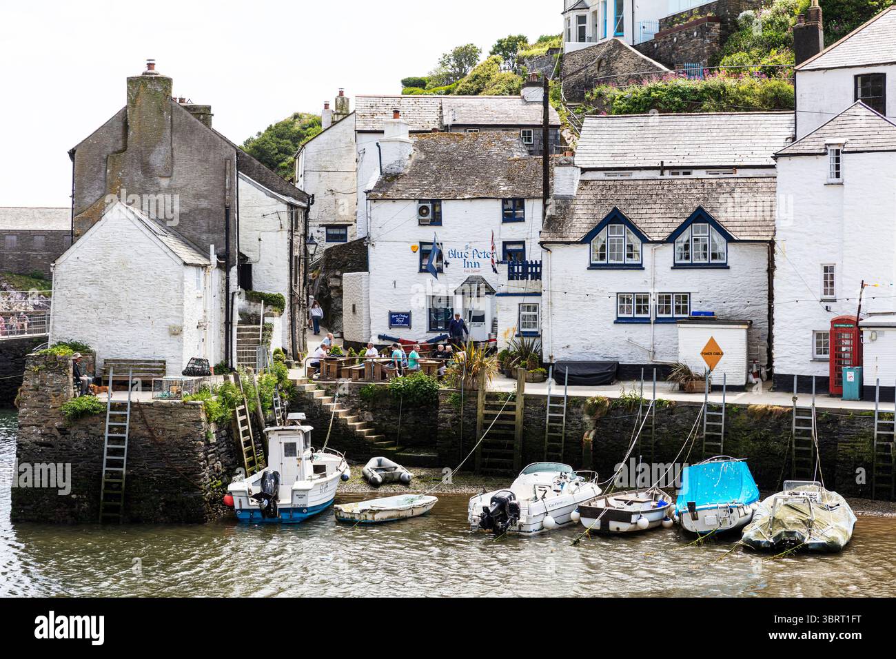 Polperro Village, Polperro, Cornwall, Großbritannien, England, Dorf, Dörfer, Cornisch, Hafen, Boote, Polperro Hafen, Gezeiten, Boot, Yachthafen, Meereslandschaft, Küste, Stockfoto
