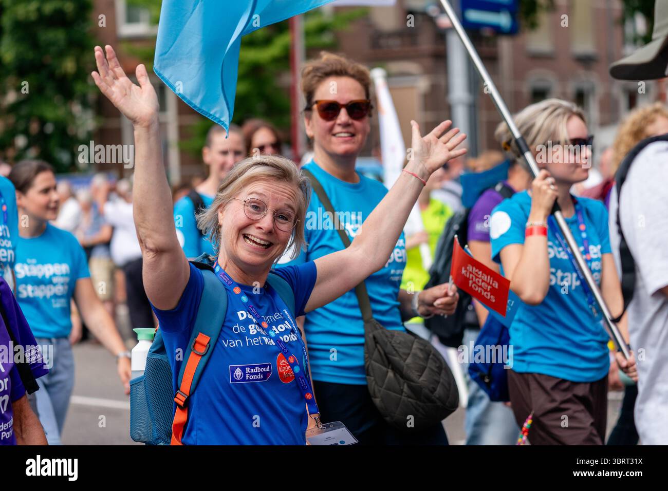 Nijmegen, Niederlande. Juli 2025. NIJMEGEN, NIEDERLANDE - 13. JULI: Flaggenparade vor dem Start der internationalen Viertagsmärsche (Vierdaagse), der weltweit größten mehrtägigen Wanderveranstaltung mit über 47,000 Teilnehmern. Am 13. Juli 2025 in Nijmegen, Niederlande. (Foto von Lucia Smatanová/Orange Pictures) Credit: Orange Pics BV/Alamy Live News Stockfoto