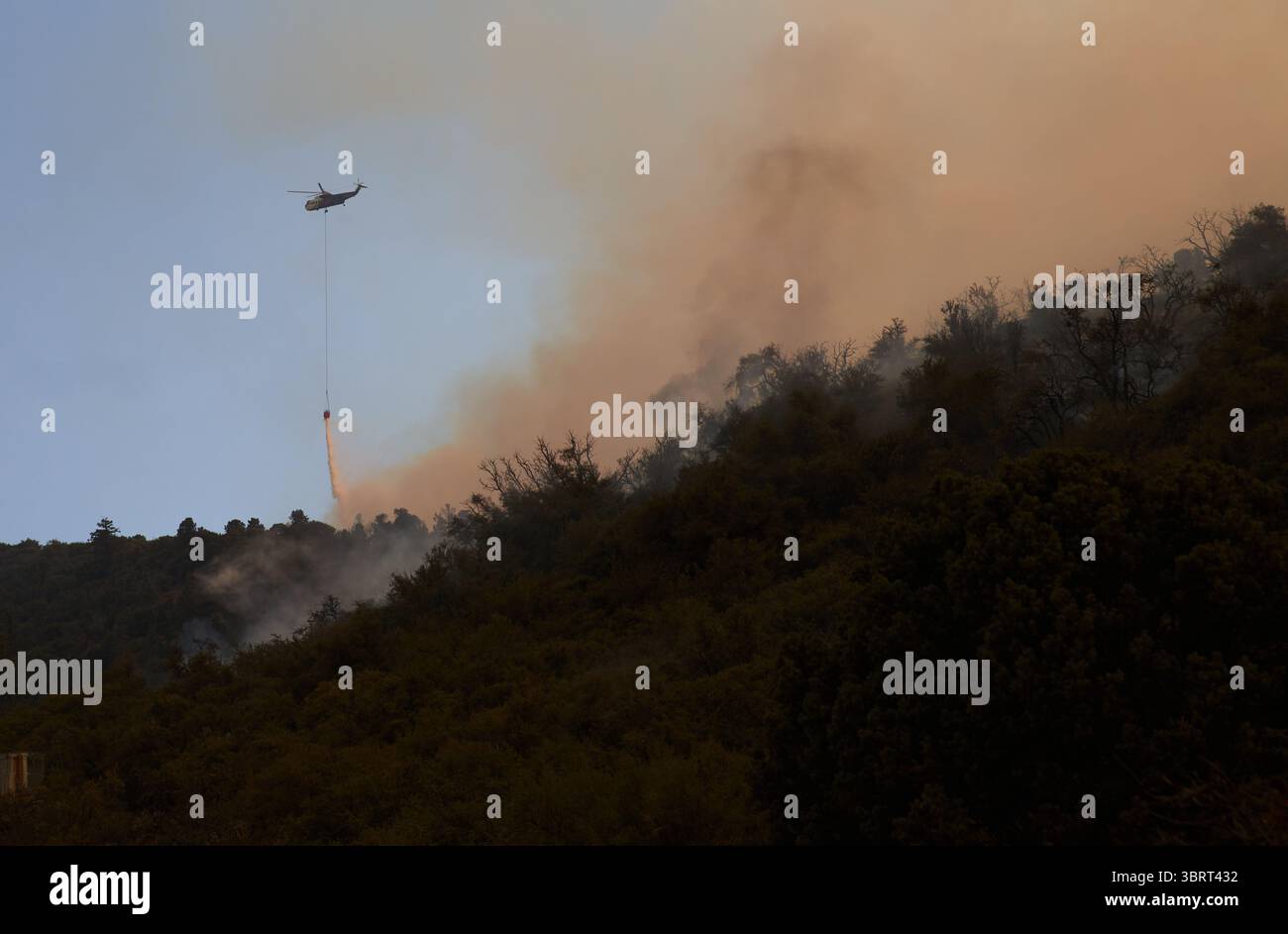 19. September 2020, Valyermo, Kalifornien, USA: Ein Hubschrauber macht einen Wassertropfen, um die Stadt Valyermo zu verteidigen. Das Bobcat-Feuer brach durch den Wüstenboden von Valyermo, Kalifornien, ein, nachdem die Winde aufstiegen. (Bild: © Allison Dinner/ZUMA Wire) Stockfoto