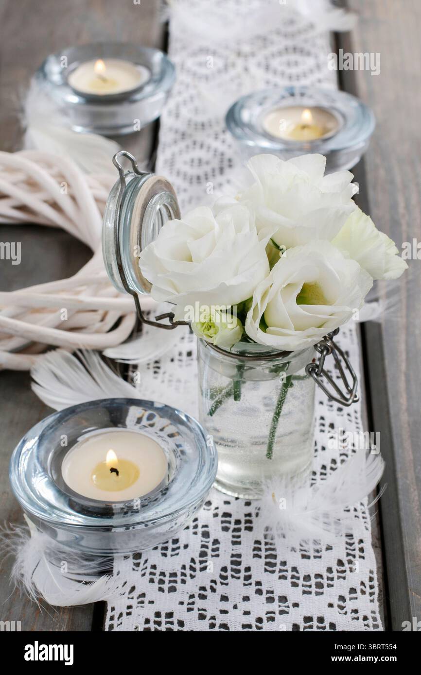 Winziger Strauß weißer Eustoma-Blüten. Partydekor Stockfoto