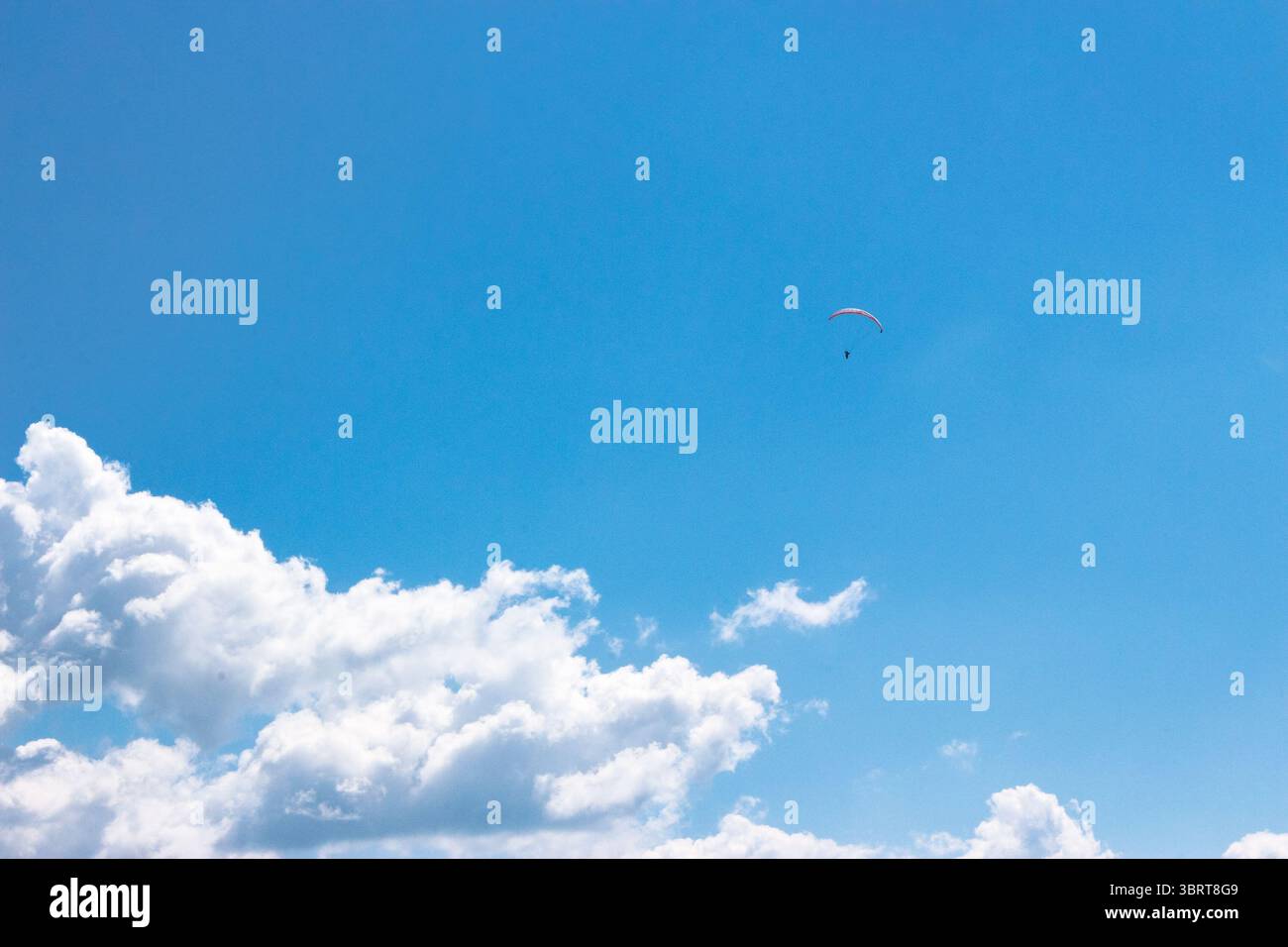 Weiße flauschige Wolken am azurblauen Himmel. cumulus-Wolkenlandschaft im Sommer bei hellem Licht. Wetter Hintergrund für Urlaub an einem sonnigen Tag. Trübe Atmosp Stockfoto