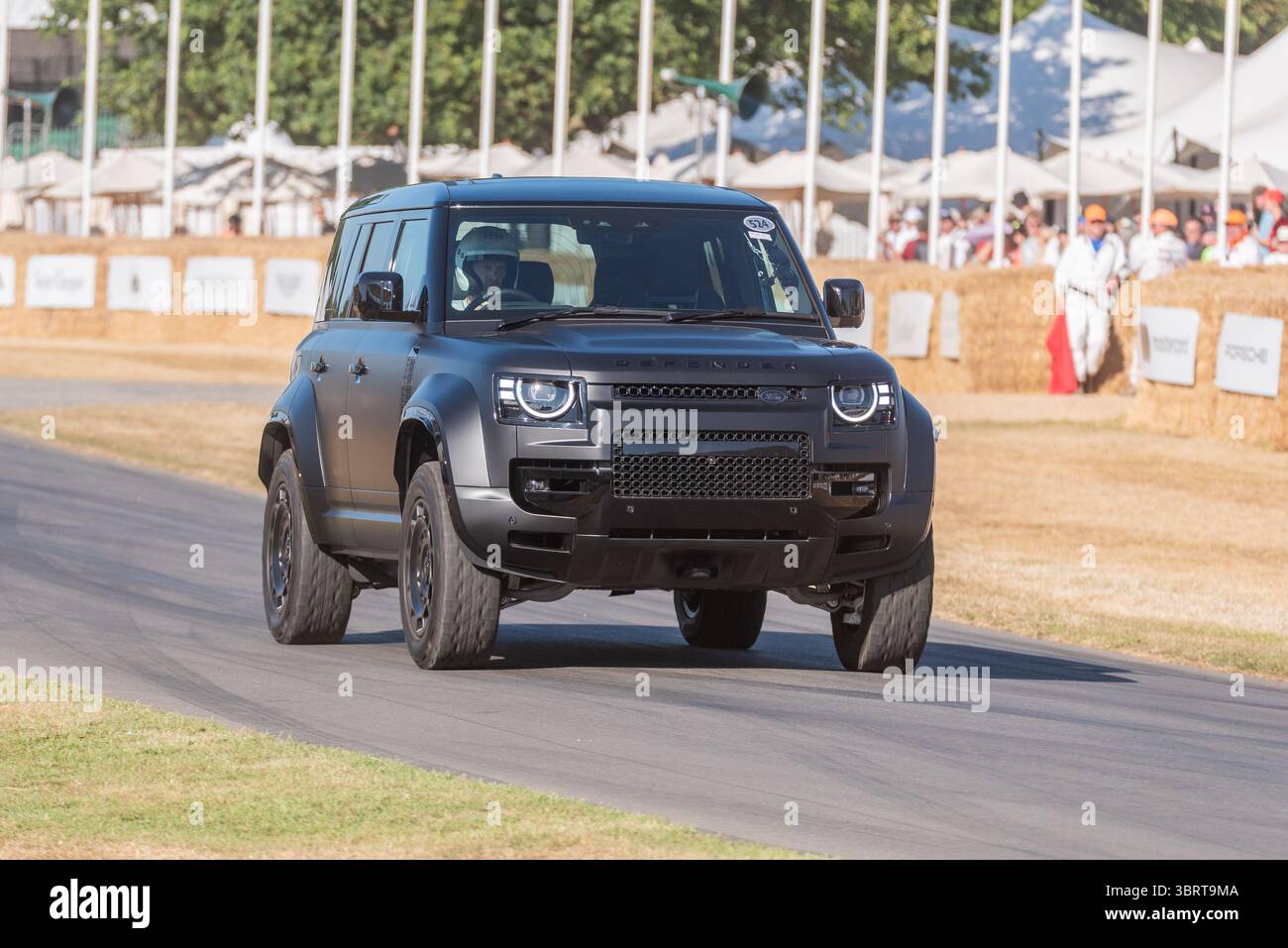 Land Rover Defender OCTA Black fährt beim Goodwood Festival of Speed 2025 die Bergsteige hinauf. Hochleistungsvariante Stockfoto