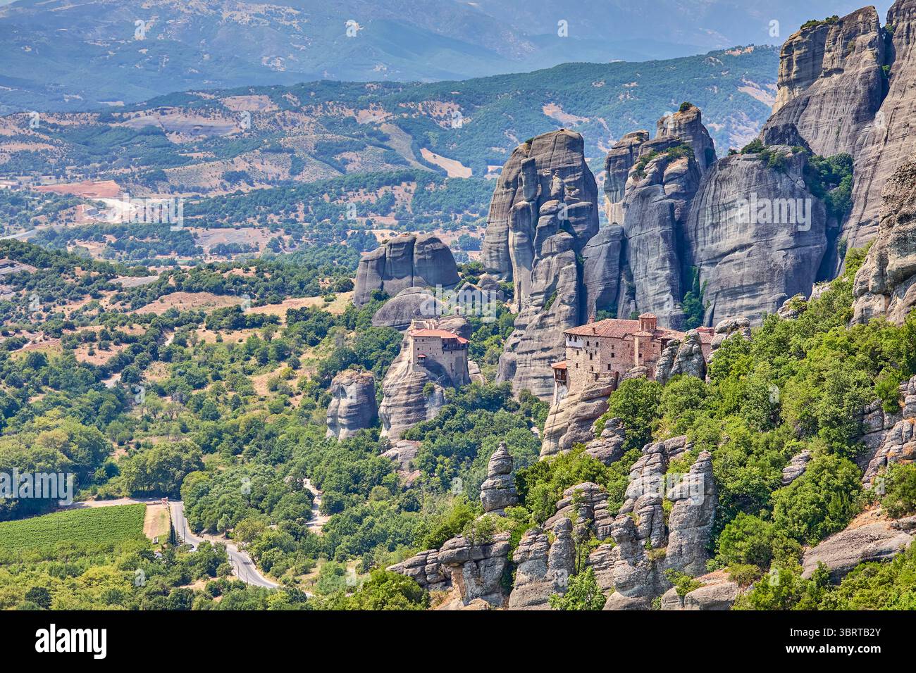 Das Kloster St. Nikolaus Anapausas und das Kloster Roussanou am UNESCO-Weltkulturerbe Meteora, Griechenland, Europa Stockfoto